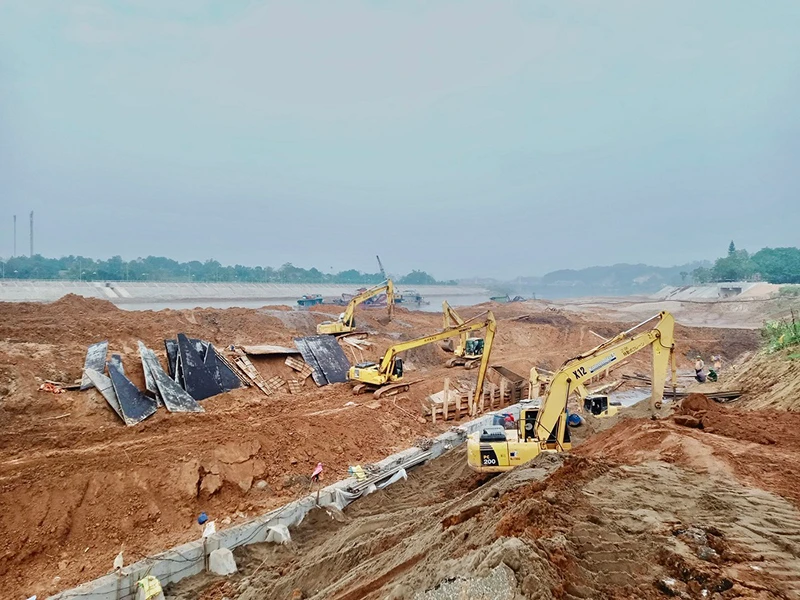 Hiện trường nơi phát hiện quả chuông đồng, sát bờ sông Hồng. Phát hiện chuông đồng cổ tại thành phố Yên Bái -0