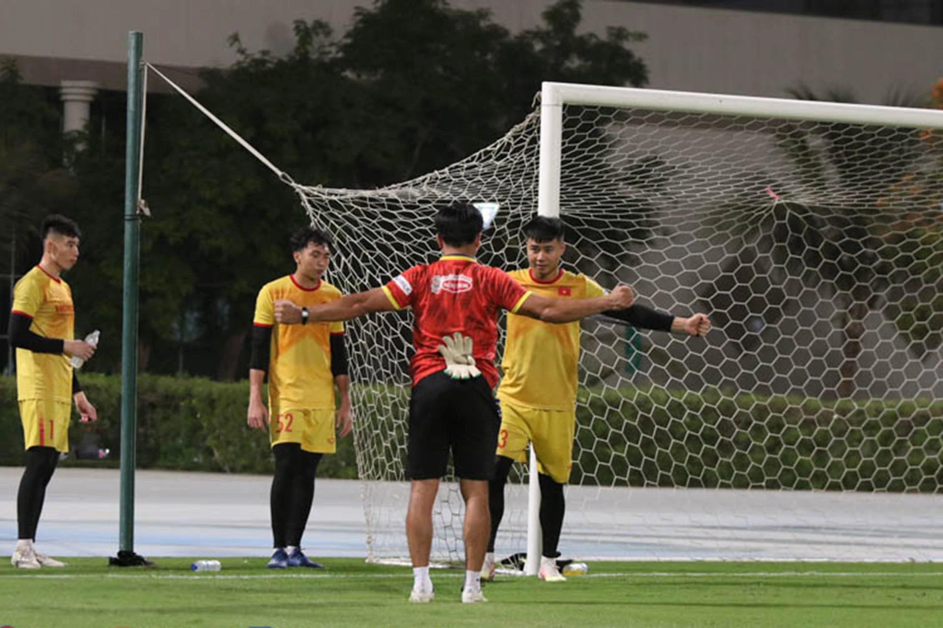 U23 Việt Nam bước vào buổi tập đầu tiên tại UAE -0