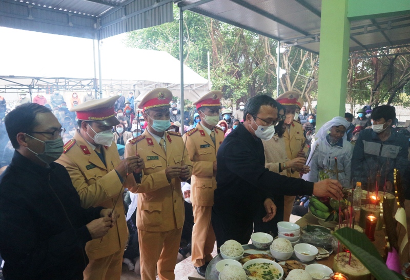 Các thành viên đoàn công tác thắp hương tưởng niệm các nạn nhân tử vong do tai nạn giao thông. Khắc phục vụ hậu quả vụ tai nạn giao thông nghiêm trọng tại Thanh Hóa -0