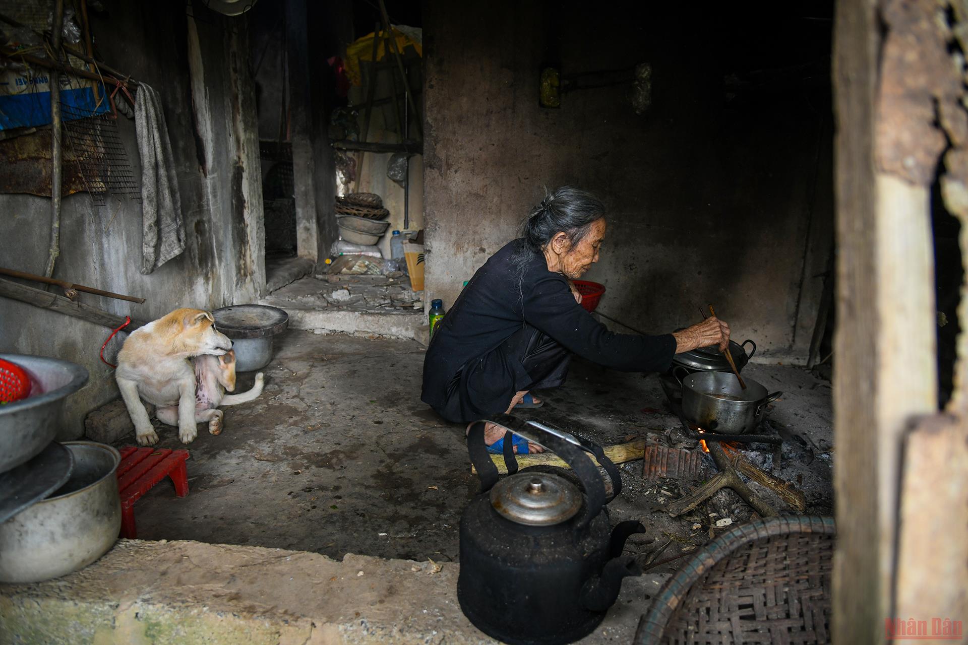 O Thiến bên căn bếp nhỏ chuẩn bị bữa ăn cho ông Trinh. (Ảnh: THÀNH ĐẠT) Chung một dòng sông: Những mối tình đôi bờ vĩ tuyến -0