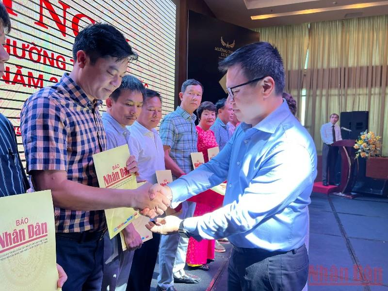 Trao Quyết định thành lập Văn phòng đại diện Báo Nhân Dân tại các tỉnh, thành phố -0