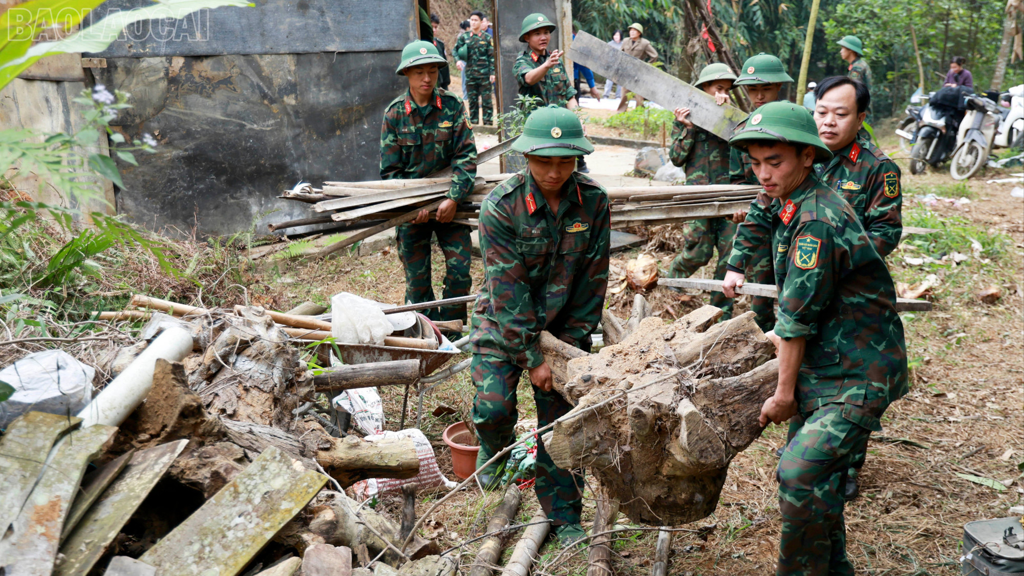 “Kề vai” với người dân trong đời sống thường ngày
