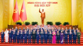 Các đồng chí lãnh đạo Đảng, Nhà nước chụp ảnh lưu niệm với Đoàn đại biểu tỉnh Lào Cai dự Đại hội.