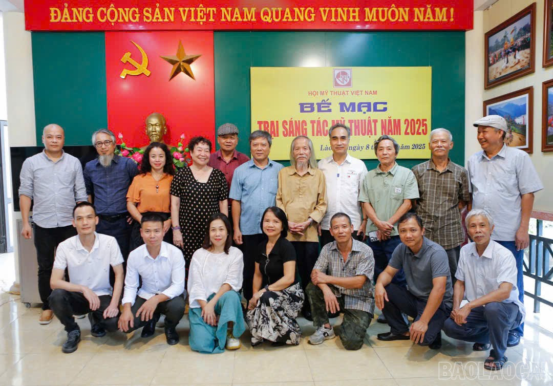 Les dirigeants de l'Association vietnamienne des beaux-arts et les artistes participants ont assisté à la cérémonie de clôture de l'atelier des beaux-arts 2025 à Lao Cai. baolaocai-br_z7303711752673-26c098f8ed40dfba217e6d7cb9336ef5.jpg