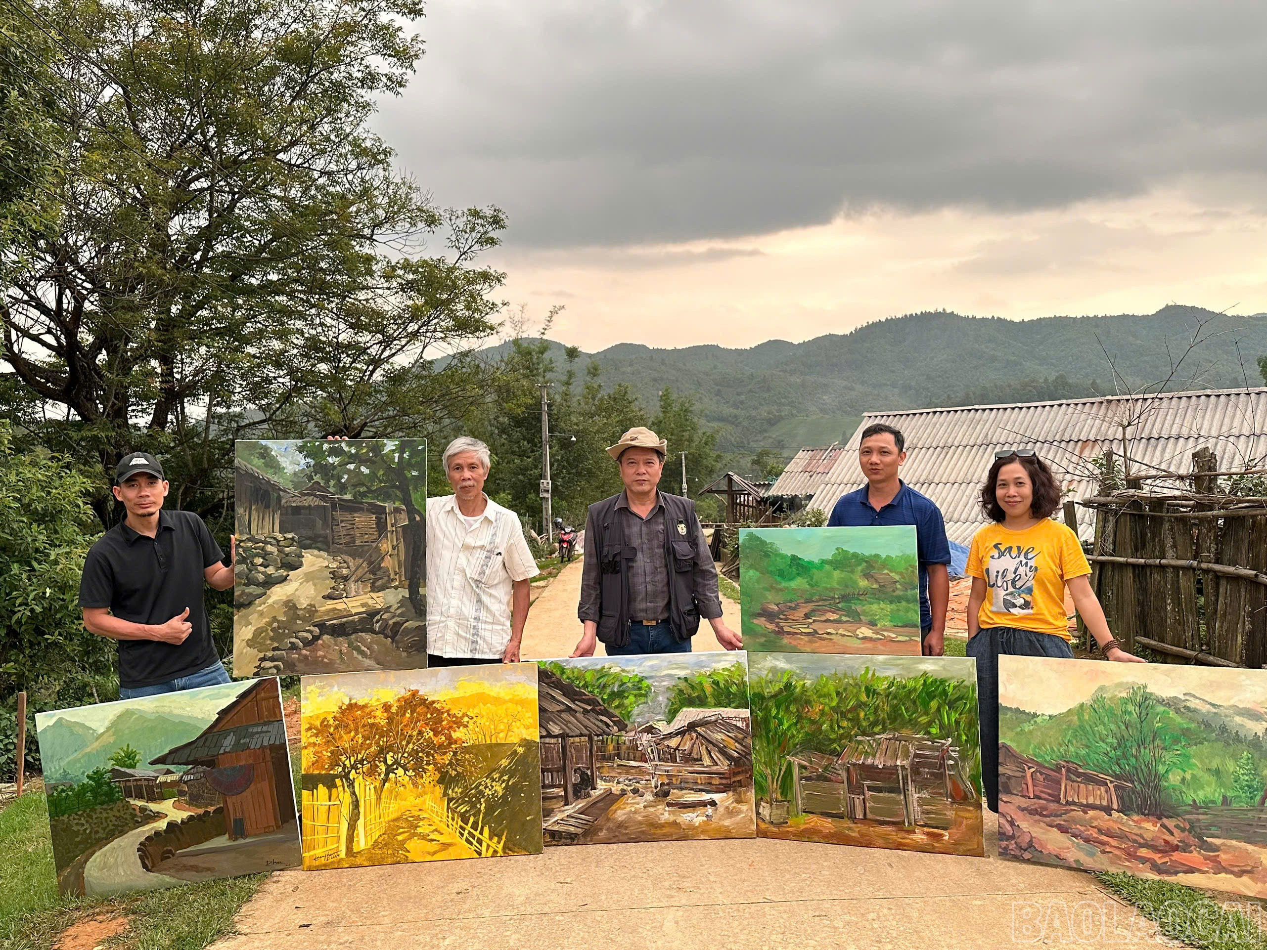 Des artistes participent à des séances de peinture en direct à Mu Cang Chai. baolaocai-br_z7313470057110-4580eca6f29397db95b1cb3b4cda3dcf.jpg