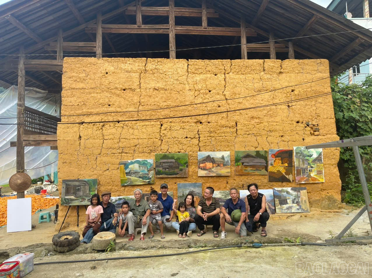 Les artistes ont pris des photos avec des enfants du quartier pendant leur participation au camp artistique. baolaocai-br_z7310701308486-181f3f5a5f3d111877ebe001b8dd3222.jpg