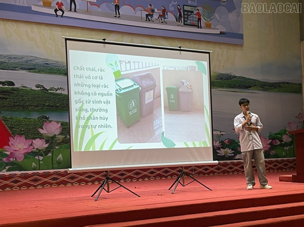 Học sinh nhà trường thuyết trình về Dự án học tập “vườn sinh thái của em”. baolaocai-tr_thuyet-trinh.jpg