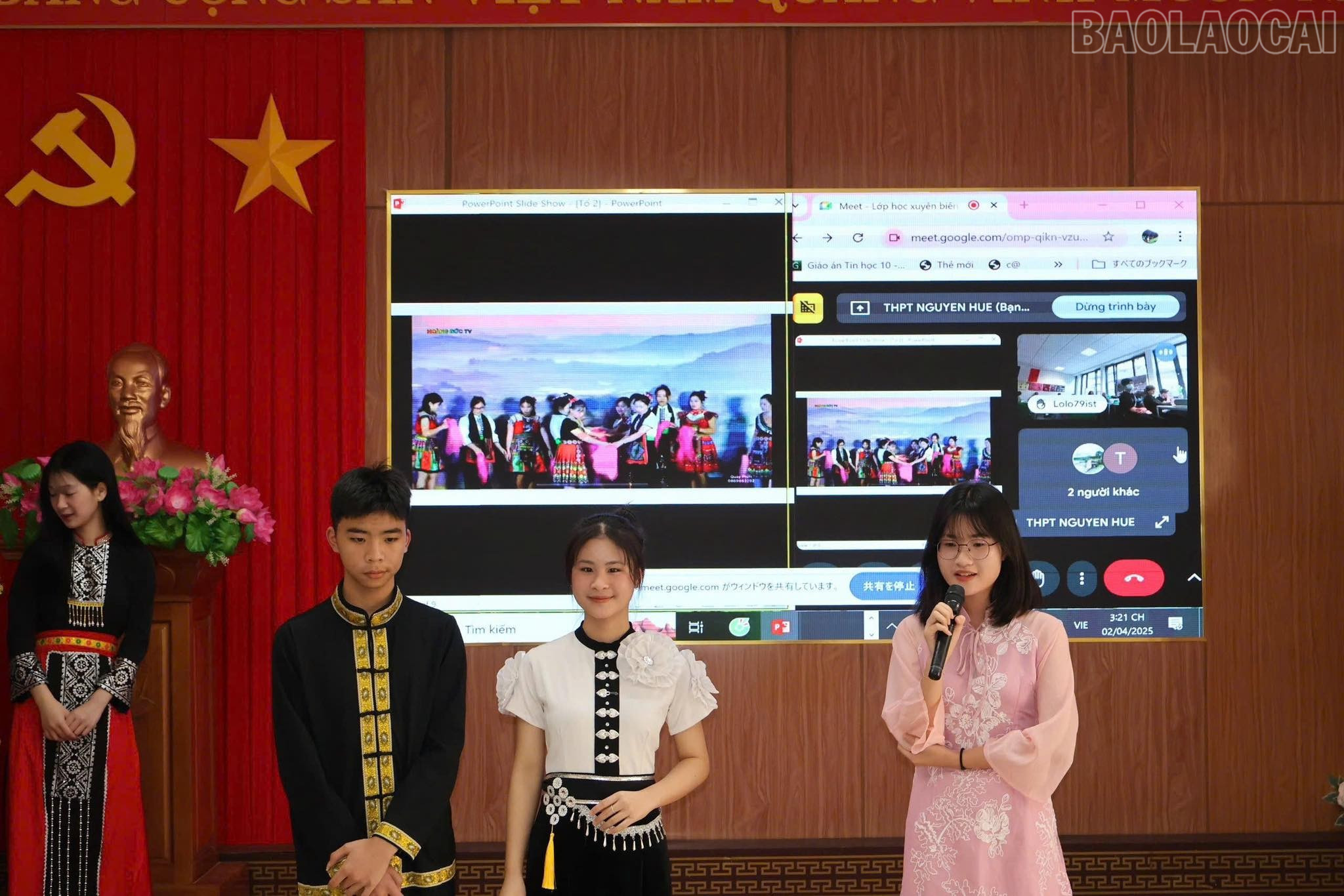 Các em học sinh tham gia lớp học xuyên biên giới. baolaocai-tr_lop-hoc-xuyen-bien-gioi.jpg