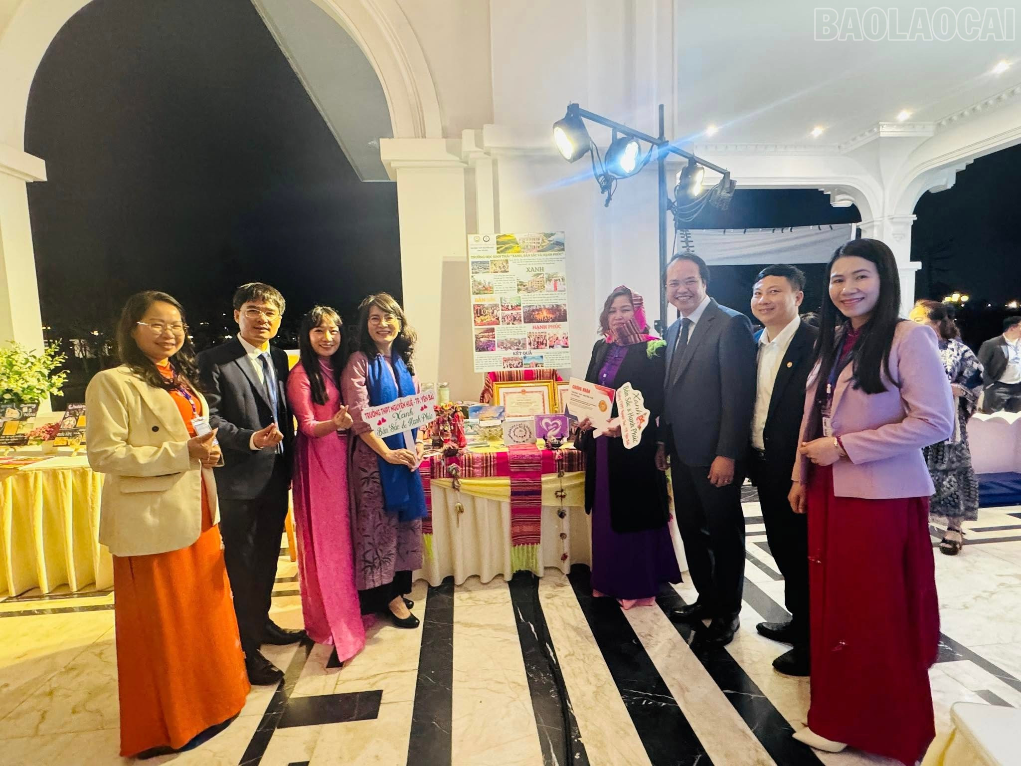 Lãnh đạo nhà trường tham gia Triển lãm Sáng kiến giáo dục. baolaocai-tr_494152230-695433109913013-1303451785475716023-n.jpg