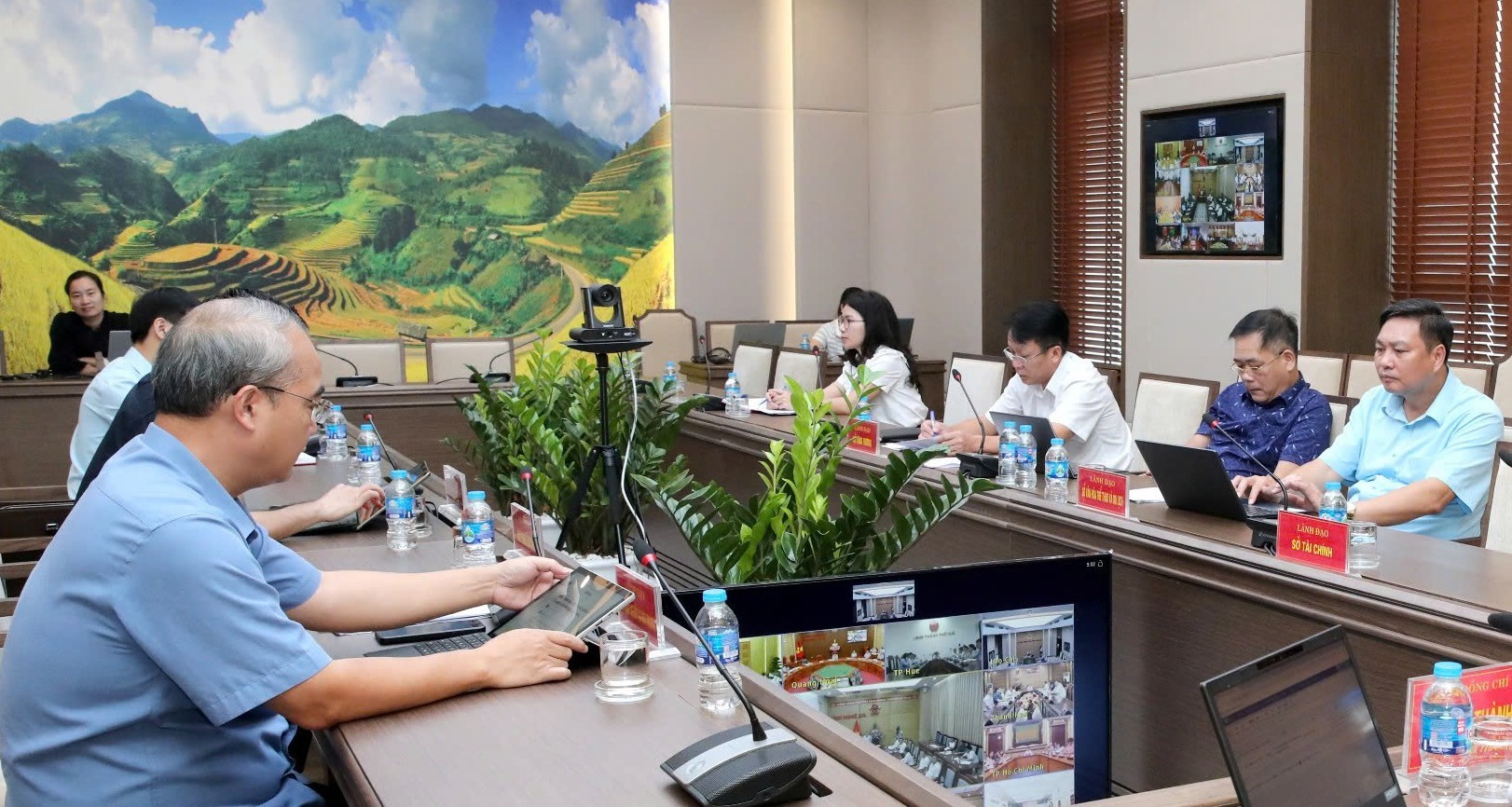Các đại biểu tỉnh Lào Cai tham dự hội nghị. hoi-cho-4.jpg