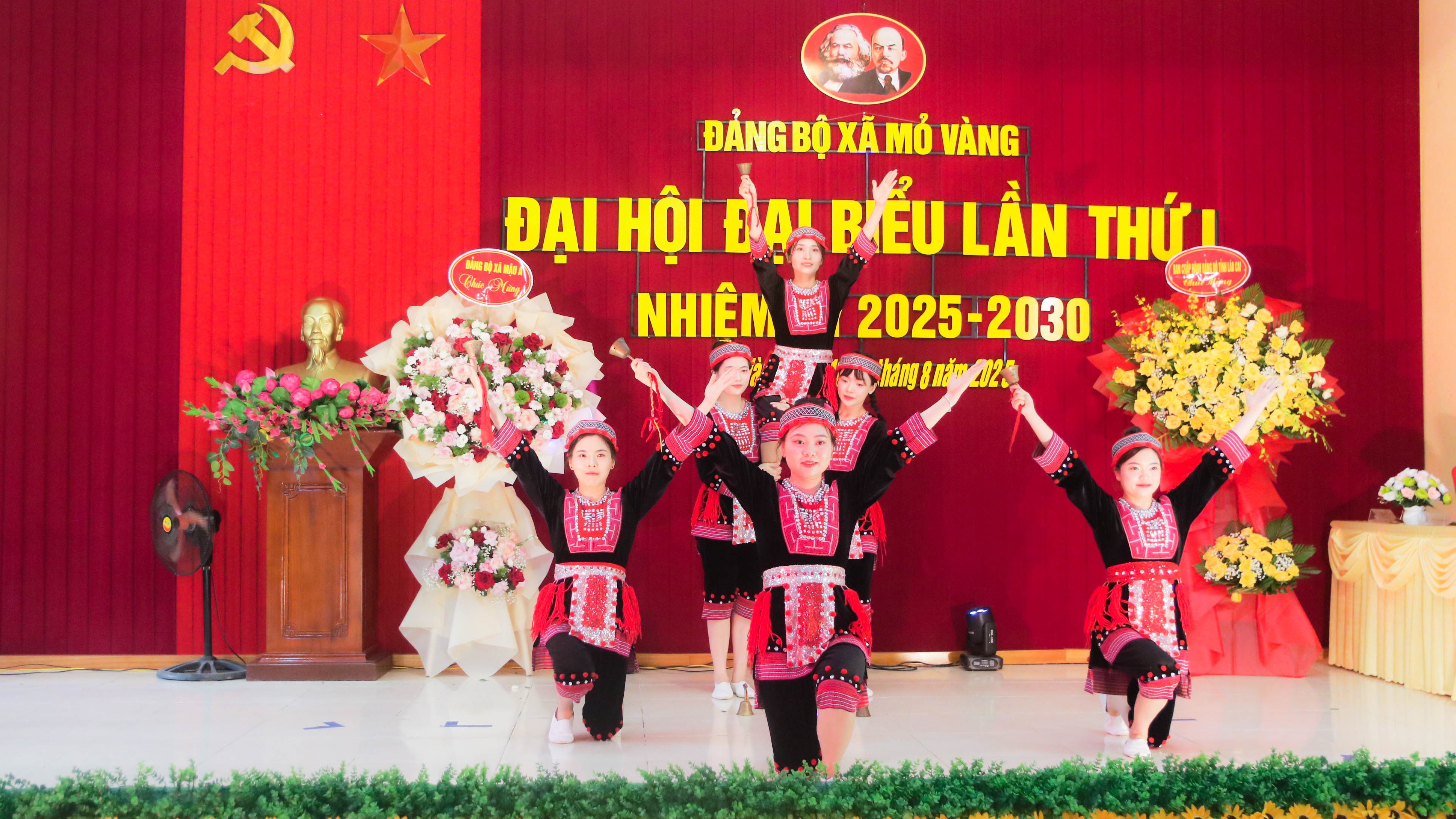 Tiết mục văn nghệ mang đậm bản sắc văn hóa dân tộc địa phương chào mừng Đại hội. anh-888.jpg
