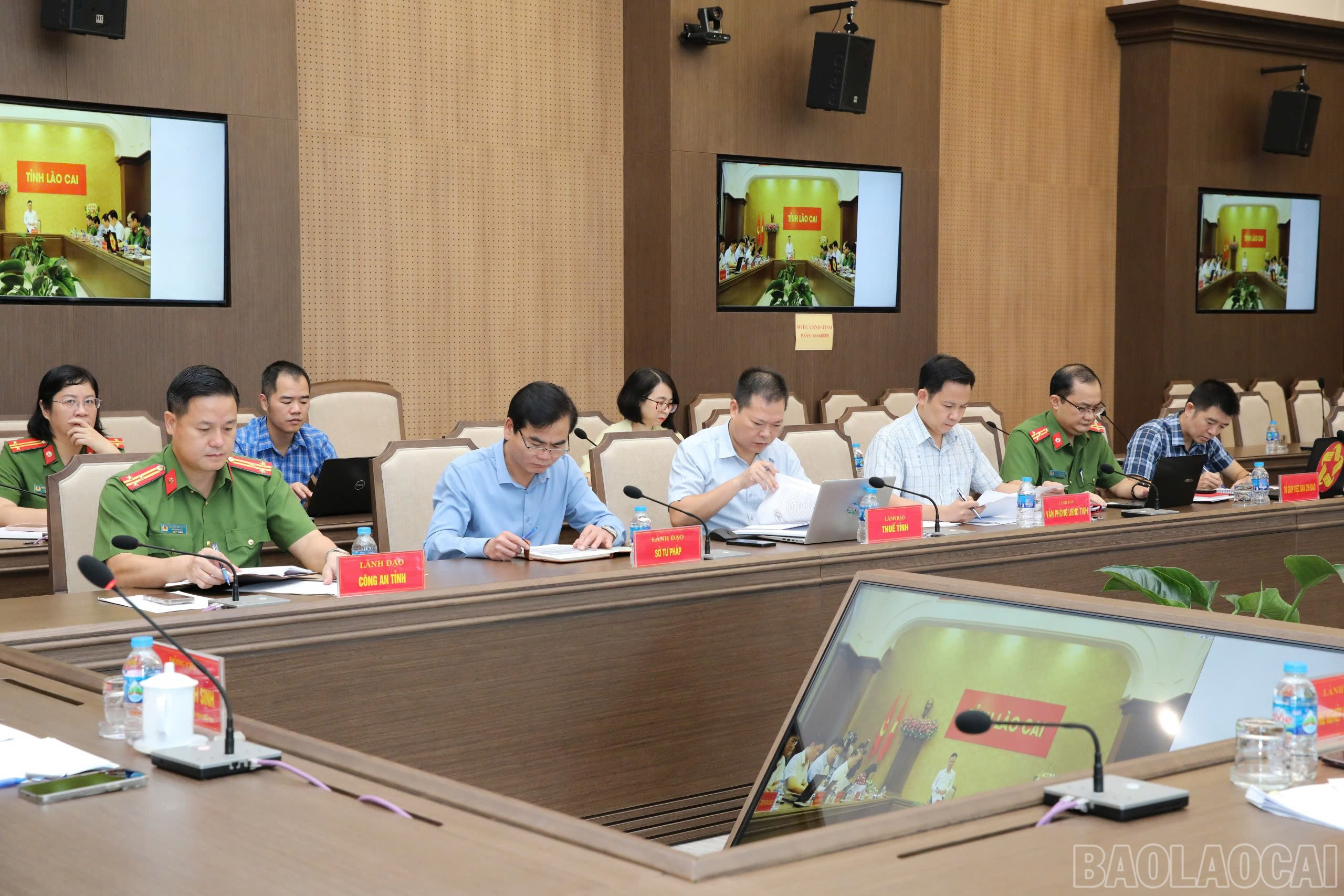 Các đại biểu tham dự cuộc họp. baolaocai-br_z7173519251984-a3a32b47c3abf01fbc6102be0a6567c4.jpg