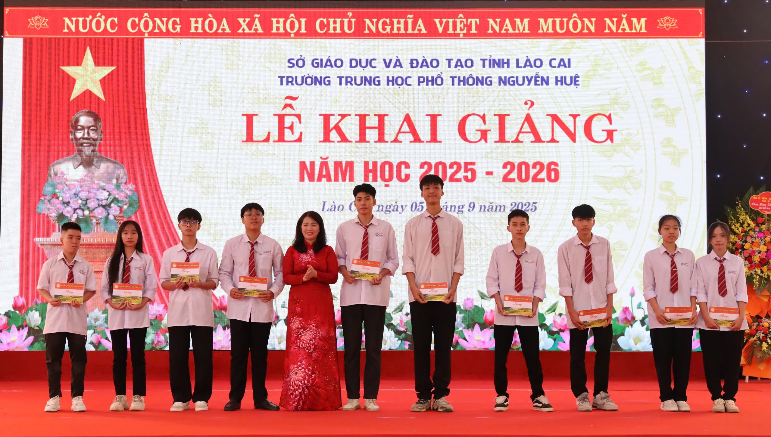 Lãnh đạo Sở Giáo dục và Đào tạo trao học bổng cho học sinh có hoàn cảnh khó khăn. z6978723729792-1e5ccfc184f570187ff1061cd32ae286.jpg