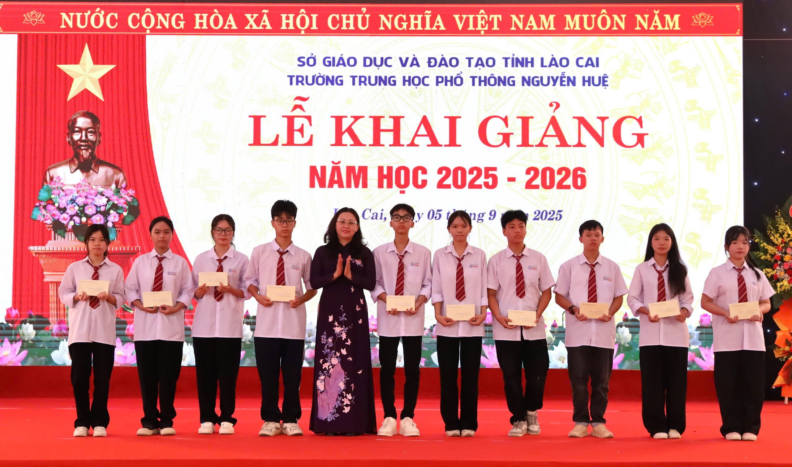 Đồng chí Giàng Thị Dung trao học bổng cho học sinh có hoàn cảnh khó khăn. z6978723684005-dda00f3de77e1c91d08064f4e5fe413e.jpg