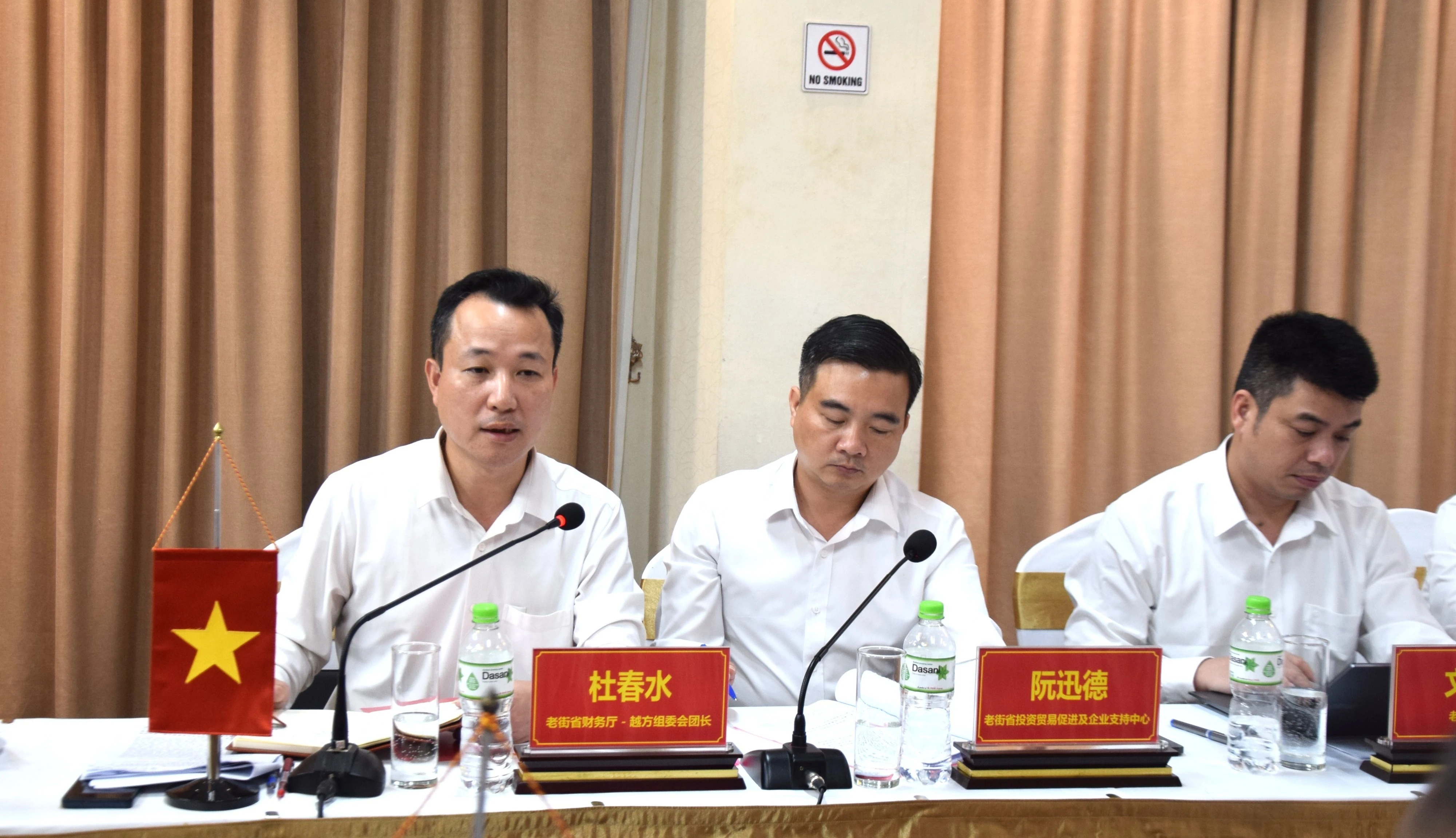 Đại diện Ban tổ chức Hội chợ hai bên phát biểu tại buổi làm việc.