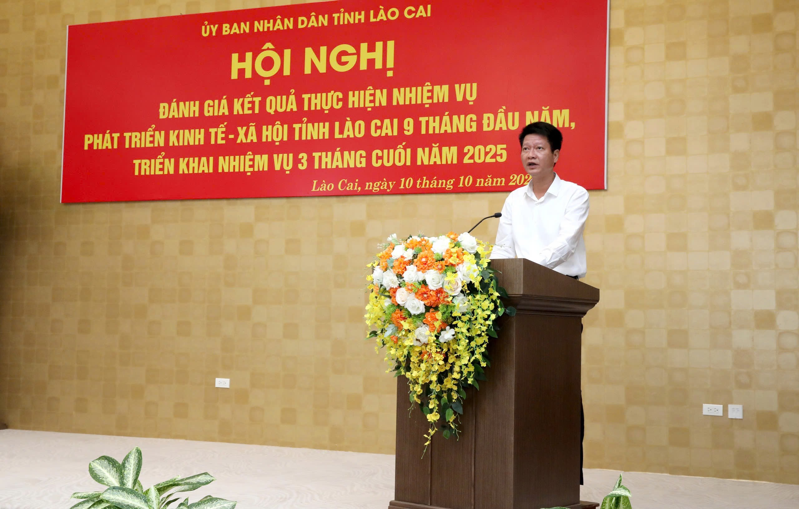Phó Chủ tịch Thường trực UBND tỉnh Nguyễn Thế Phước trình bày Báo cáo tóm tắt tình hình phát triển kinh tế - xã hội tháng 9 và 9 tháng năm 2025, phương hướng, nhiệm vụ công tác quý IV năm 2025. z7102519784437-1c887202f6c78155776d07123e8662d0.jpg