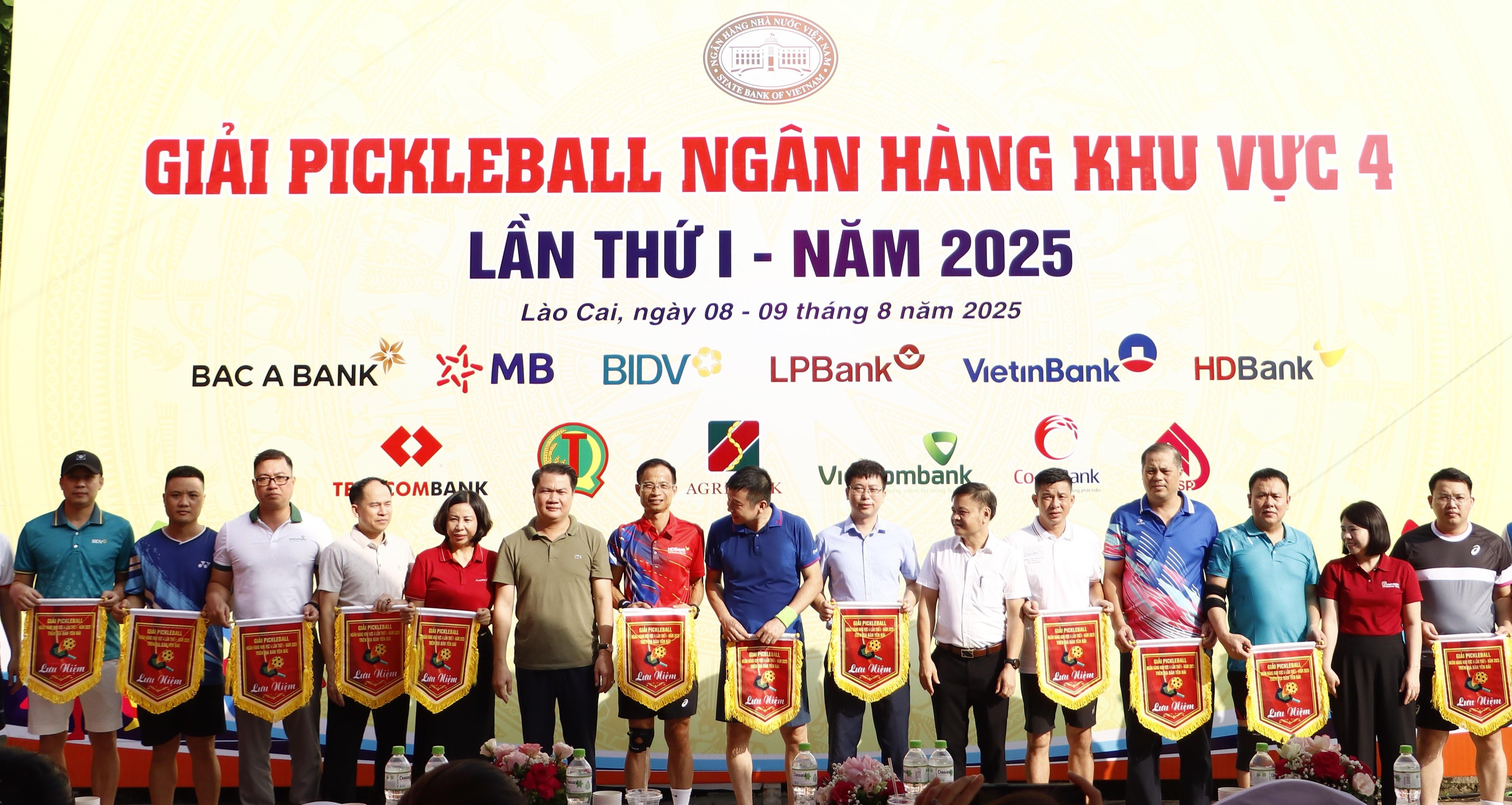 Ban Tổ chức trao cờ lưu niệm cho các đội tham dự giải. 620174c72f9ea7c0fe8f.jpg
