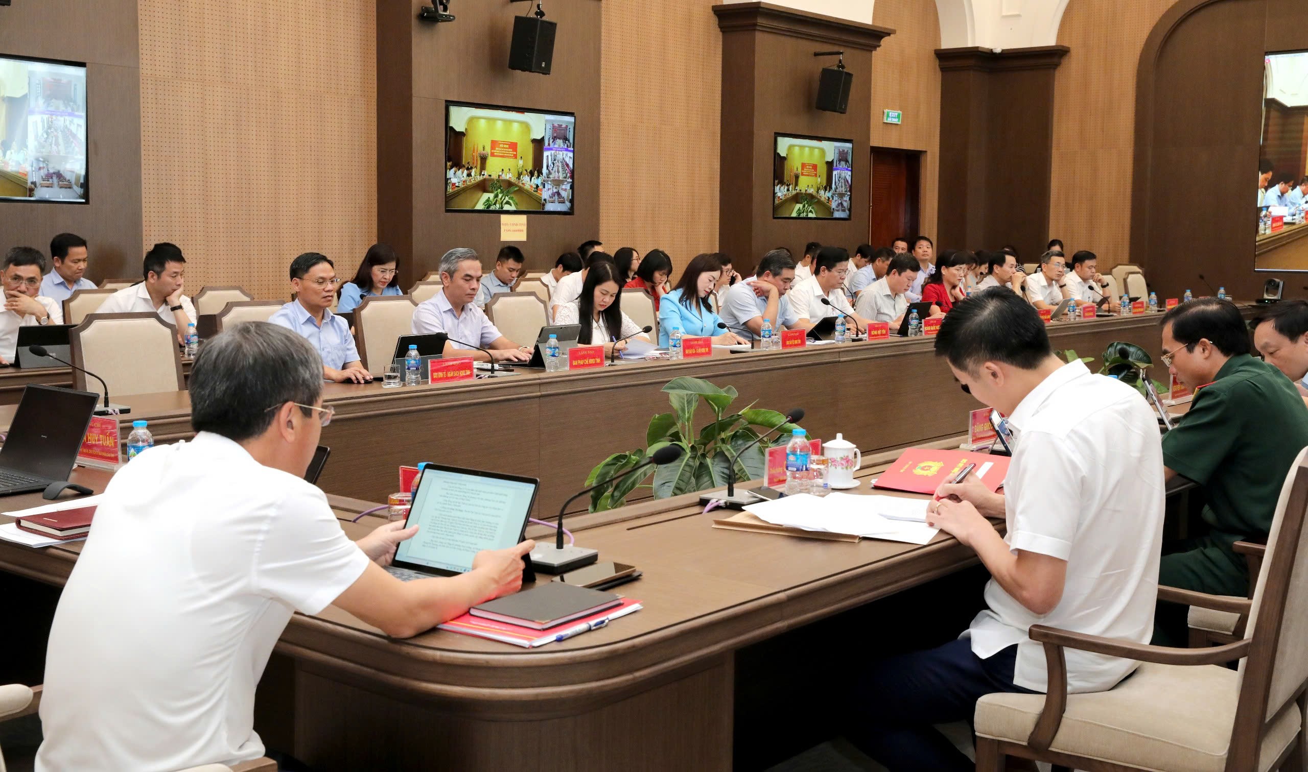 Quang cảnh hội nghị. z7102520112641-25895f2939ee4ae0abaebed8b64a65cf.jpg