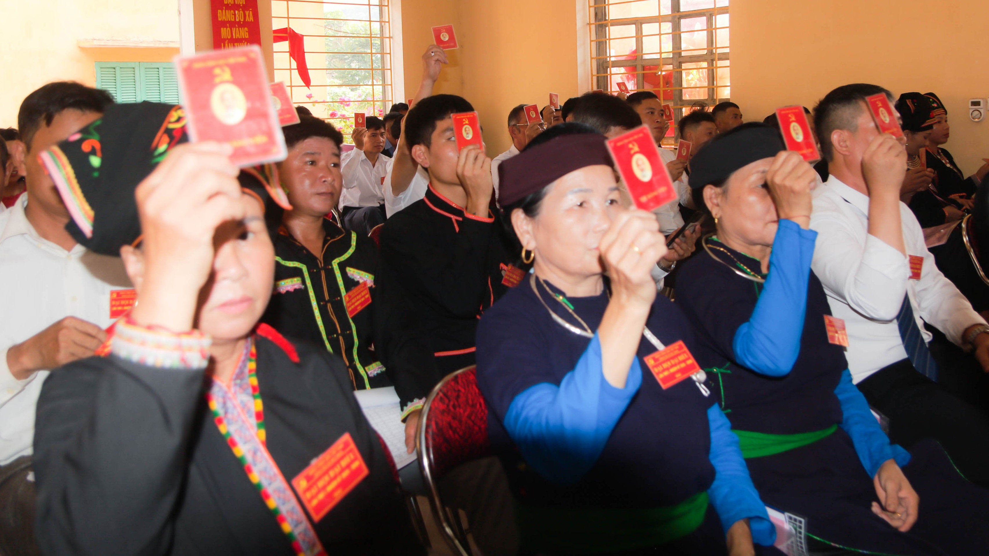 Các đại biểu biểu quyết thông qua Nghị quyết Đại hội. anh-11112.jpg
