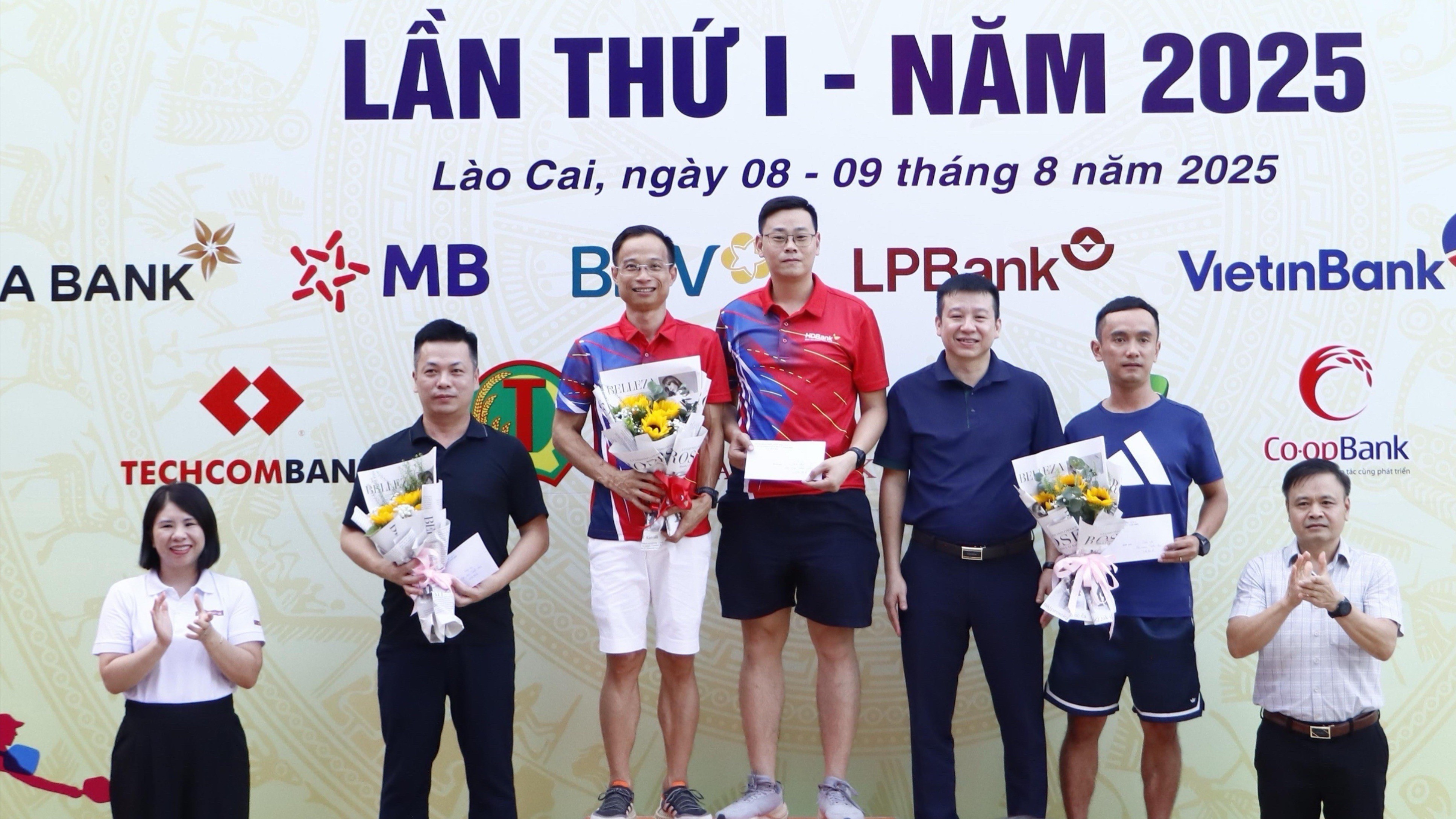 Ban Tổ chức trao giải cho các vận động viên xuất sắc. 1j27j8s83-723632-8415.jpg