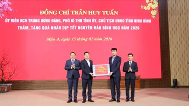 Đồng chí Trần Huy Tuấn - Chủ tịch UBND tỉnh Ninh Bình thăm, tặng quà Tết tại Lào Cai