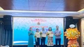 Đại diện lãnh đạo Hiệp hội Doanh nghiệp Nam Lào Cai trao quyết định kết nạp và tặng hoa cho 3 doanh nghiệp hội viên mới.