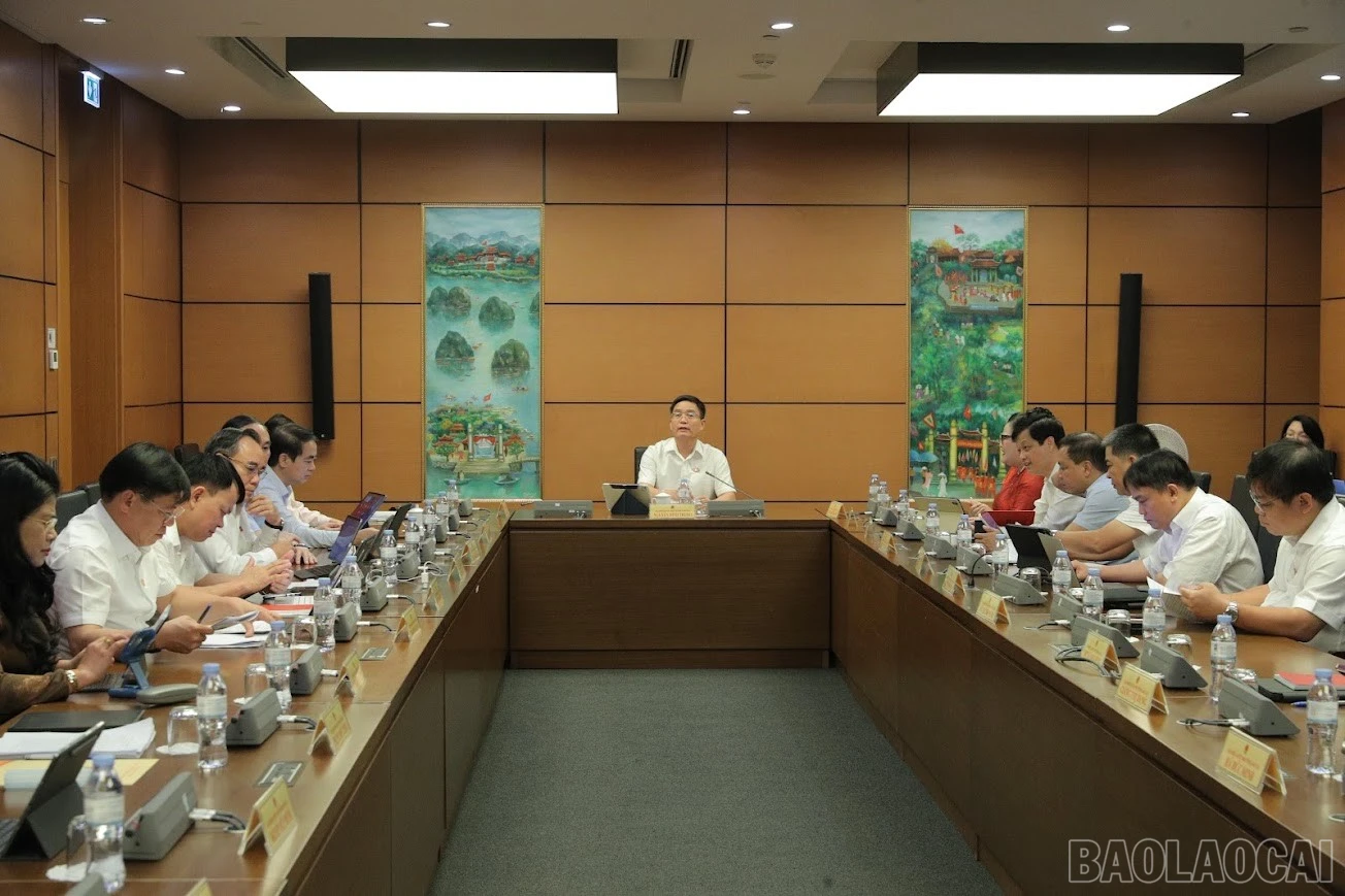 baolaocai-br_toan-canh-phien-thao-luan-to-4-doan-dbqh-tphue-tinh-lao-cai-khanh-hoa.jpg