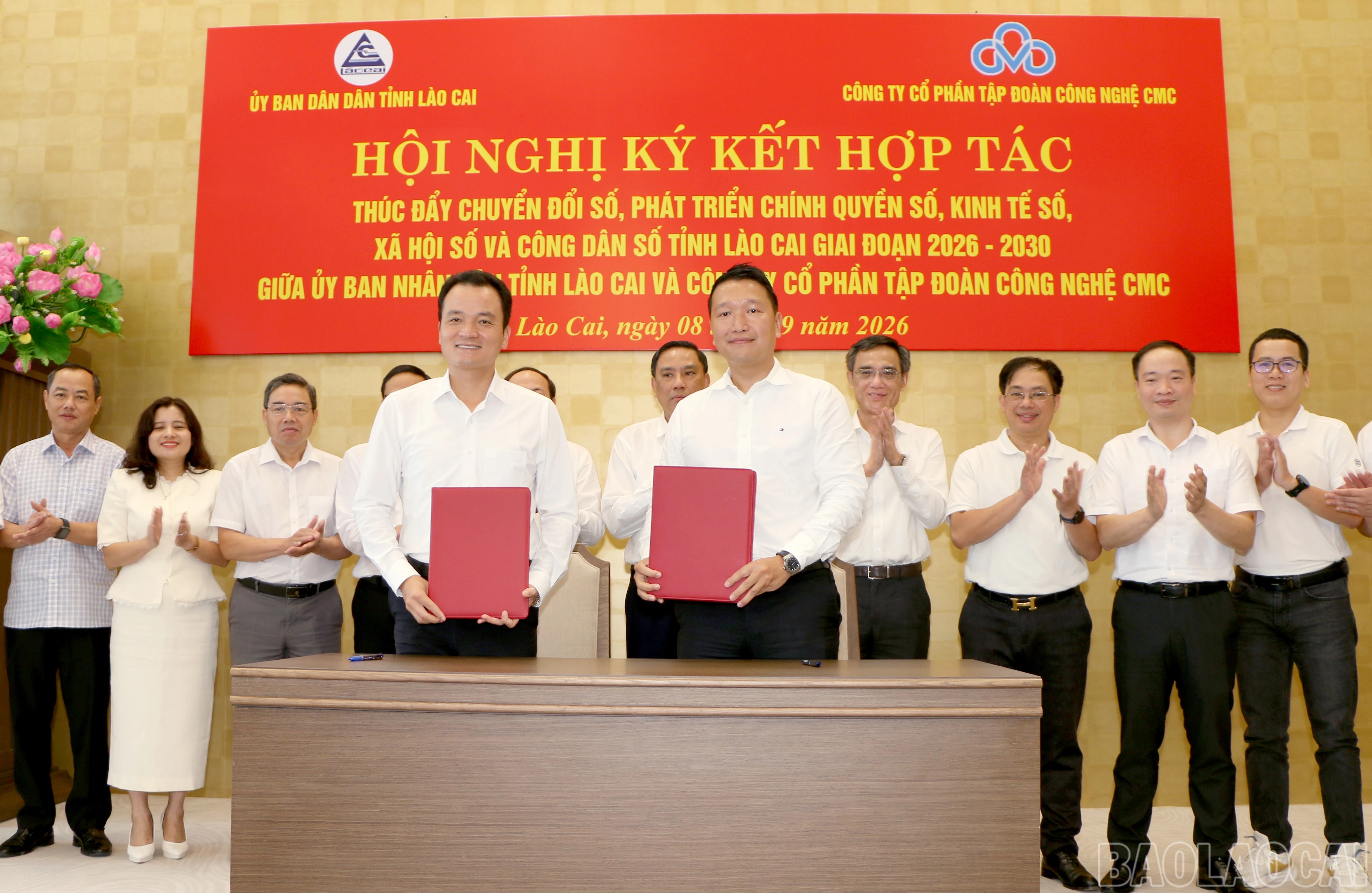 Đồng chí Giàng Quốc Hưng - Phó Chủ tịch UBND tỉnh và ông Đặng Tùng Sơn - Phó Chủ tịch EVP Tập đoàn, Tổng Giám đốc Tập đoàn, Chủ tịch CMC TS ký Bản ghi nhớ hợp tác.