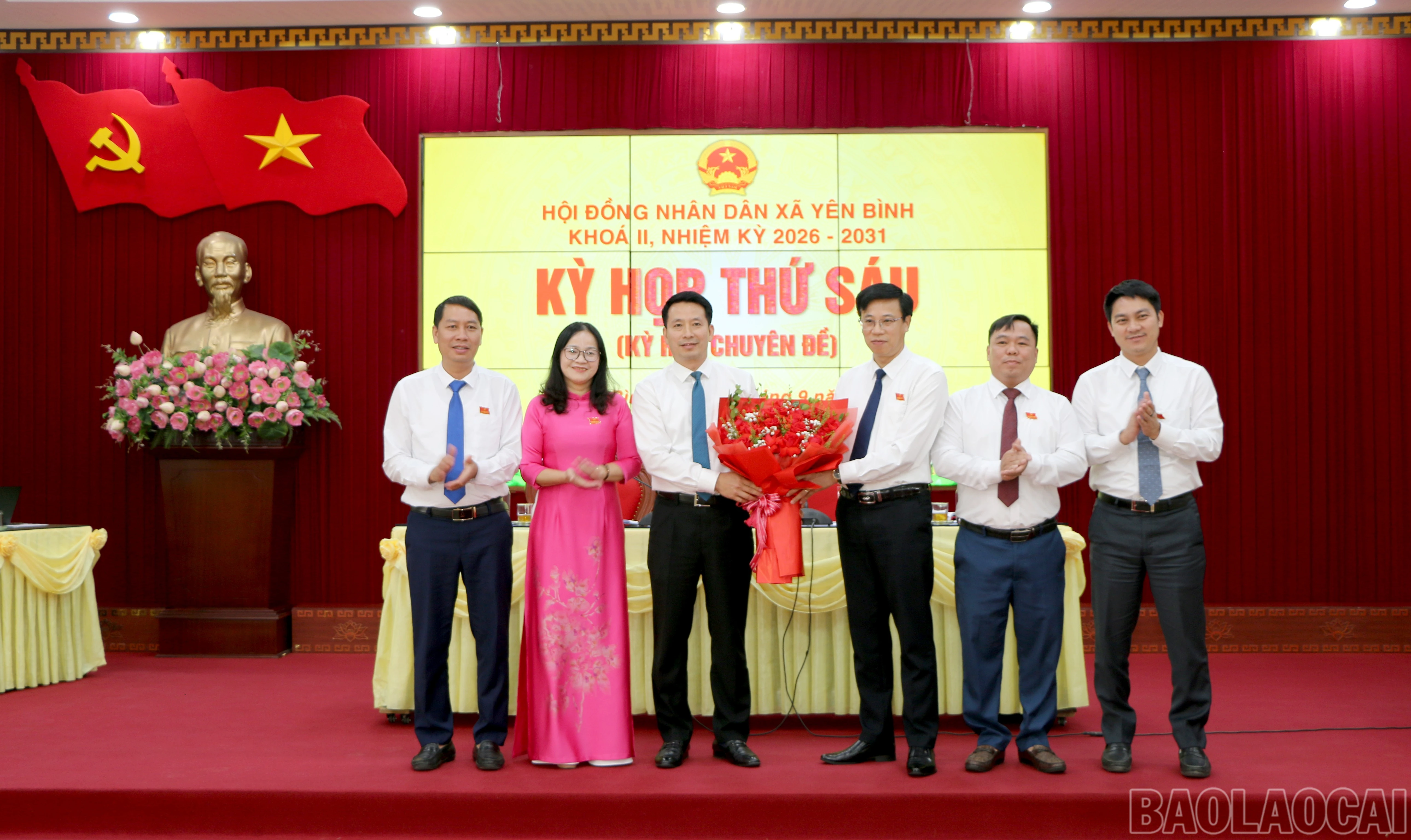 Các đồng chí lãnh đạo xã Yên Bình tặng hoa chúc mừng đồng chí Bùi Ngọc Hùng - tân Chủ tịch UBND xã.