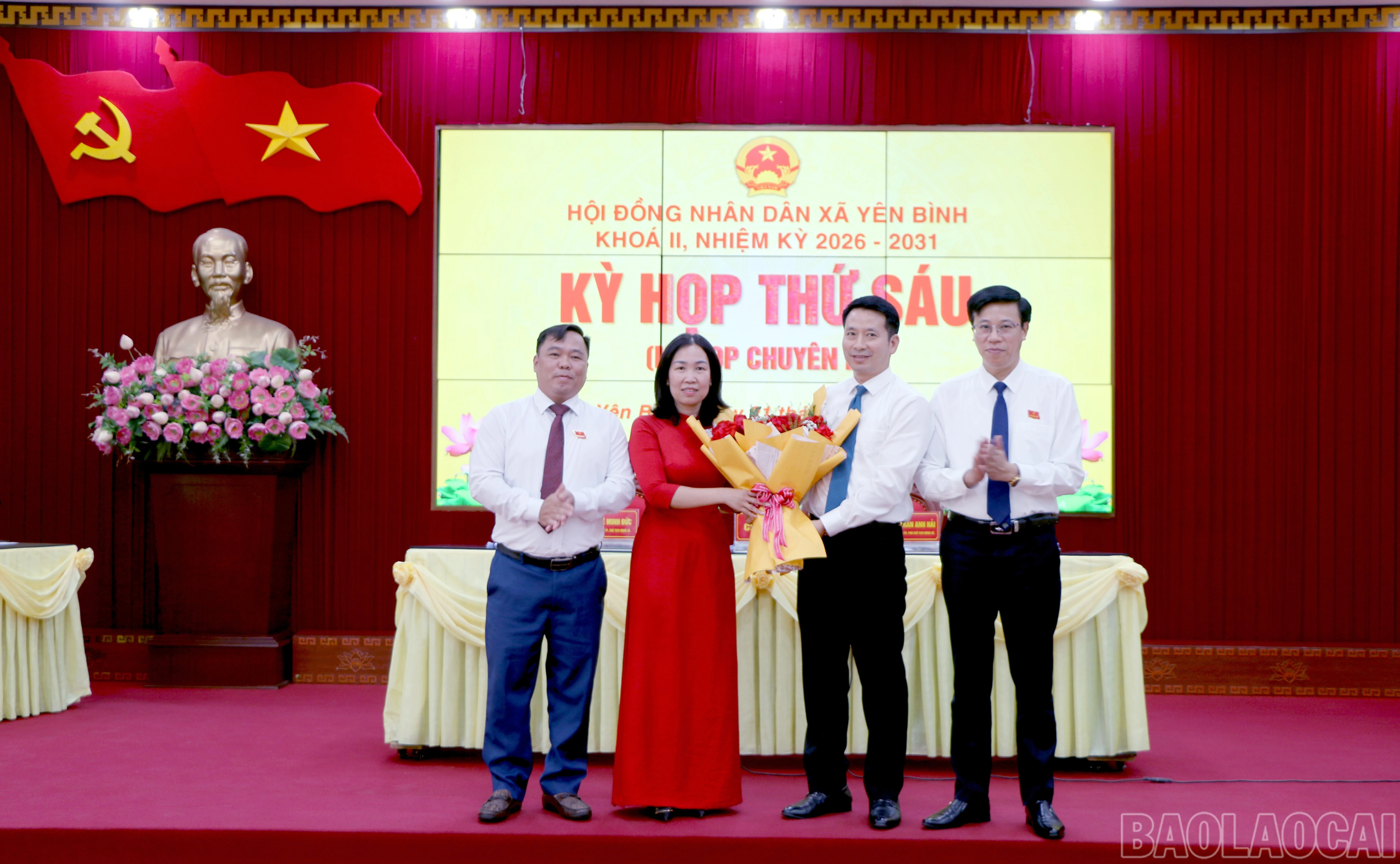 Các đồng chí lãnh đạo xã Yên Bình tặng hoa chúc mừng đồng chí Vũ Thị Lý.