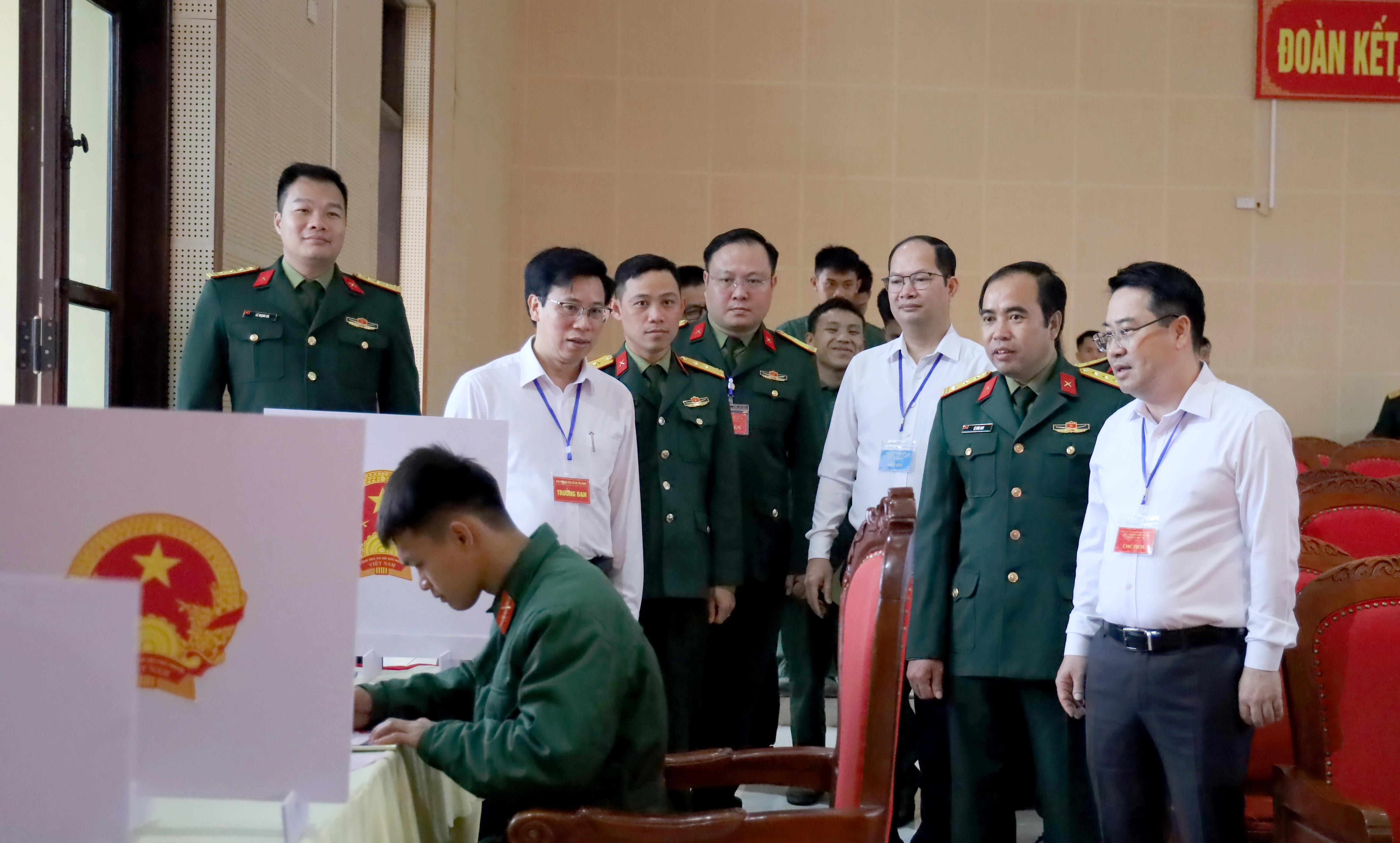 Đồng chí Nguyễn Tuấn Anh - Phó Bí thư Tỉnh ủy, Chủ tịch UBND tỉnh, Chủ tịch Ủy ban bầu cử tỉnh đã đi kiểm tra công tác bầu cử tại Trung đoàn 174.
