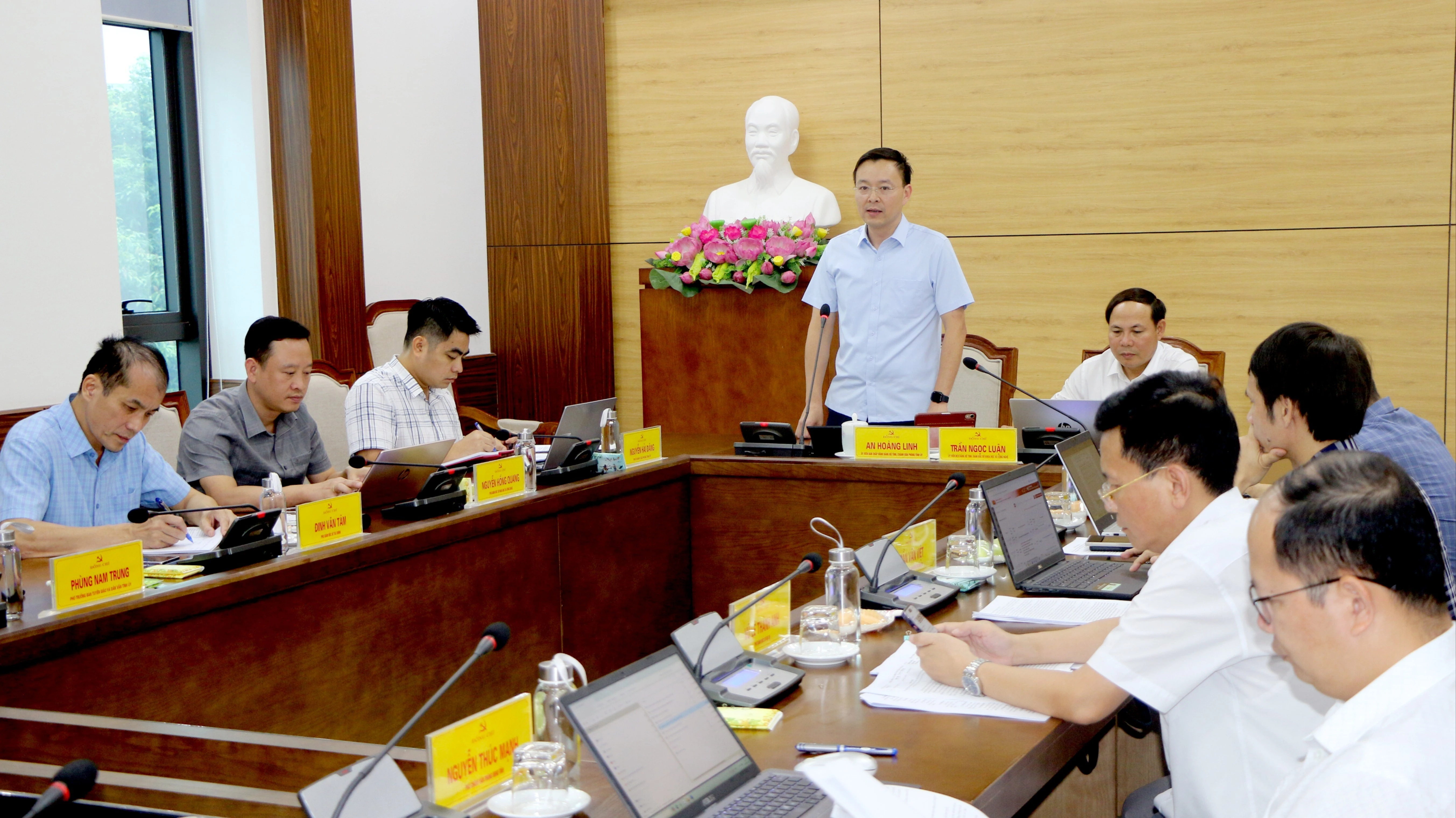 Quang cảnh cuộc họp.