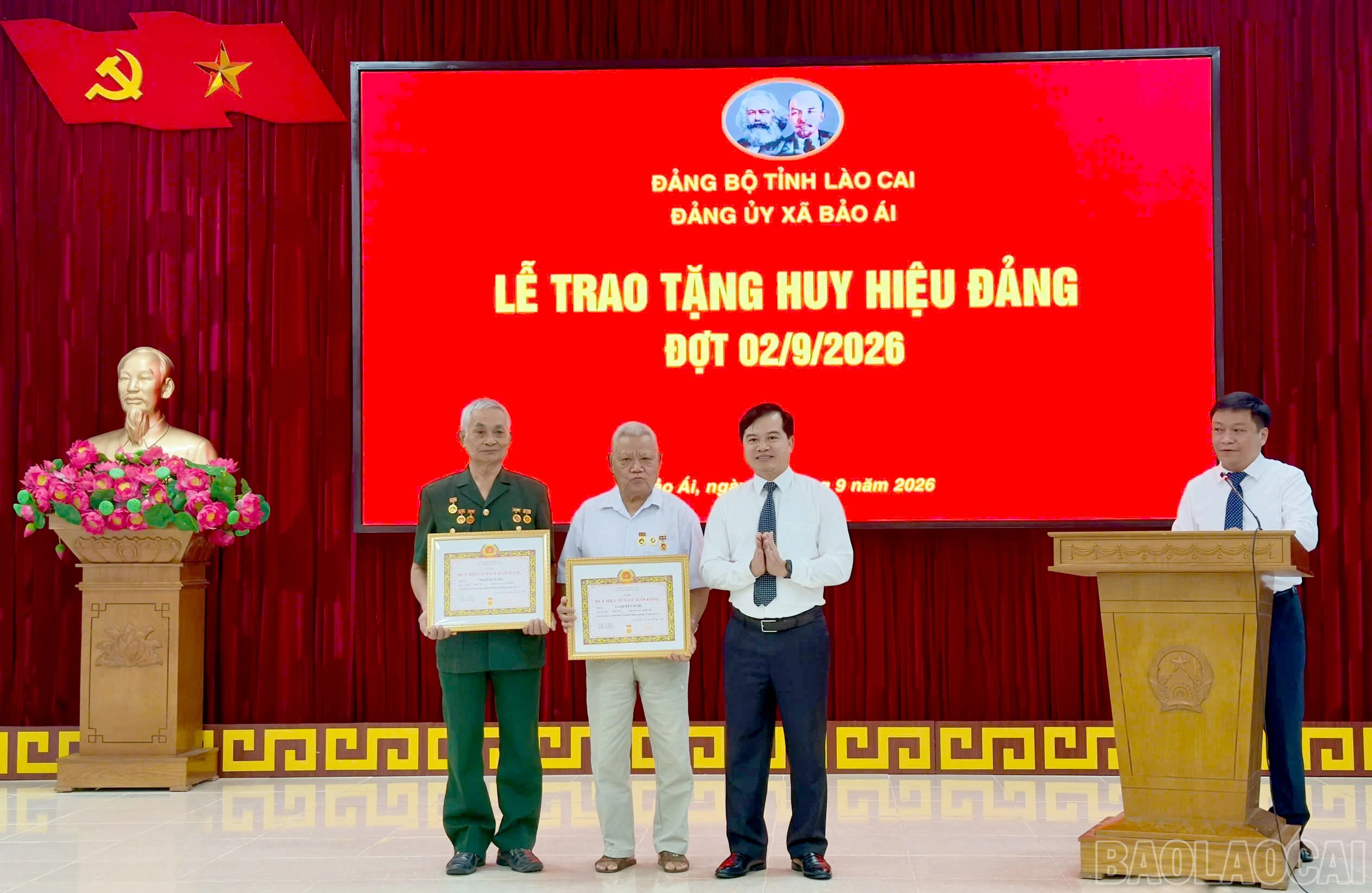 Đồng chí Nguyễn Lê Dũng - Bí thư Đảng ủy, Chủ tịch HĐND xã Bảo Ái trao Huy hiệu 55 năm tuổi Đảng cho đảng viên.