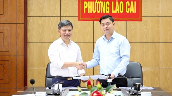 Bàn giao hồ sơ cọc giải phóng mặt bằng thuộc Dự án Đầu tư xây dựng tuyến đường sắt Lào Cai - Hà Nội - Hải Phòng