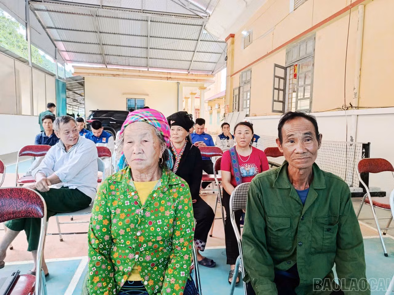 Người dân xã Mỏ Vàng phấn khởi vì được khám sức khỏe định kỳ.