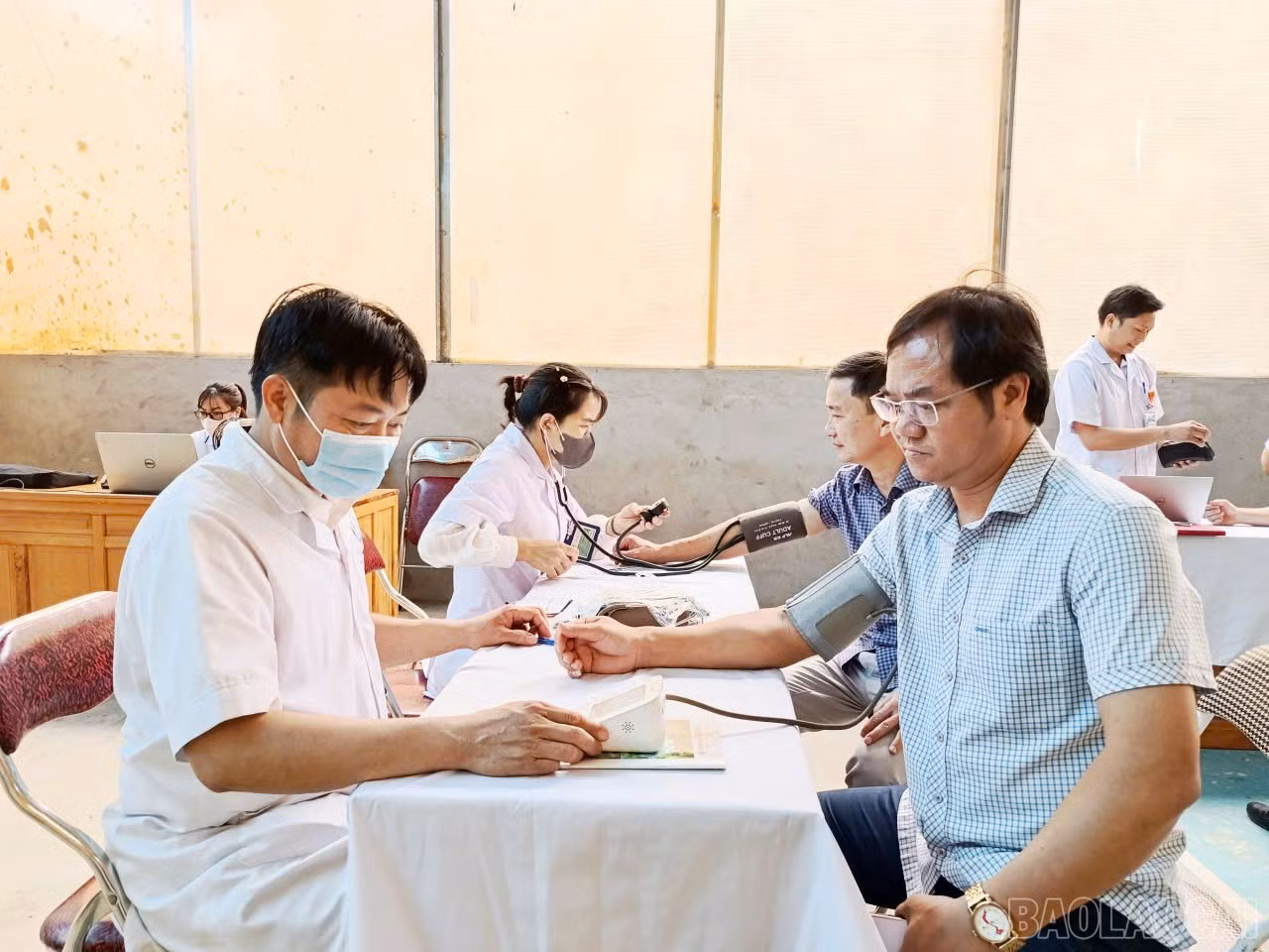 Lãnh đạo xã tham gia khám định kỳ sức khỏe.