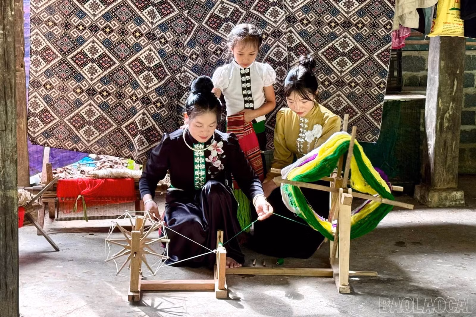 baolaocai-br_chi-hien-huong-dan-cho-cac-chau-hoc-det.jpg