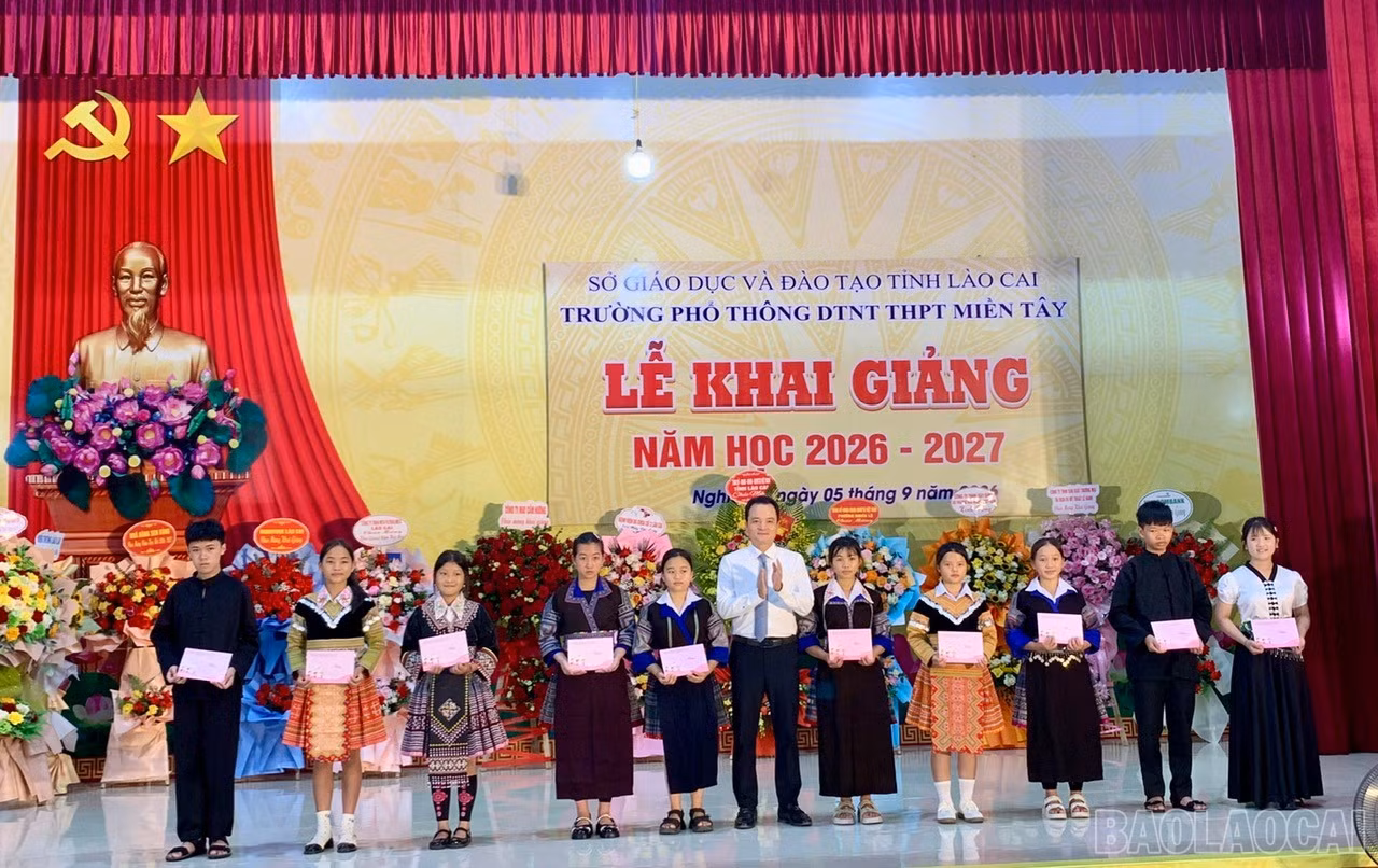 Phó Chủ tịch UBND tỉnh Giàng Quốc Hưng trao 10 suất quà của Quỹ Bảo trợ Trẻ em tỉnh Lào Cai cho các học sinh có hoàn cảnh khó khăn vượt khó vươn lên trong học tập.