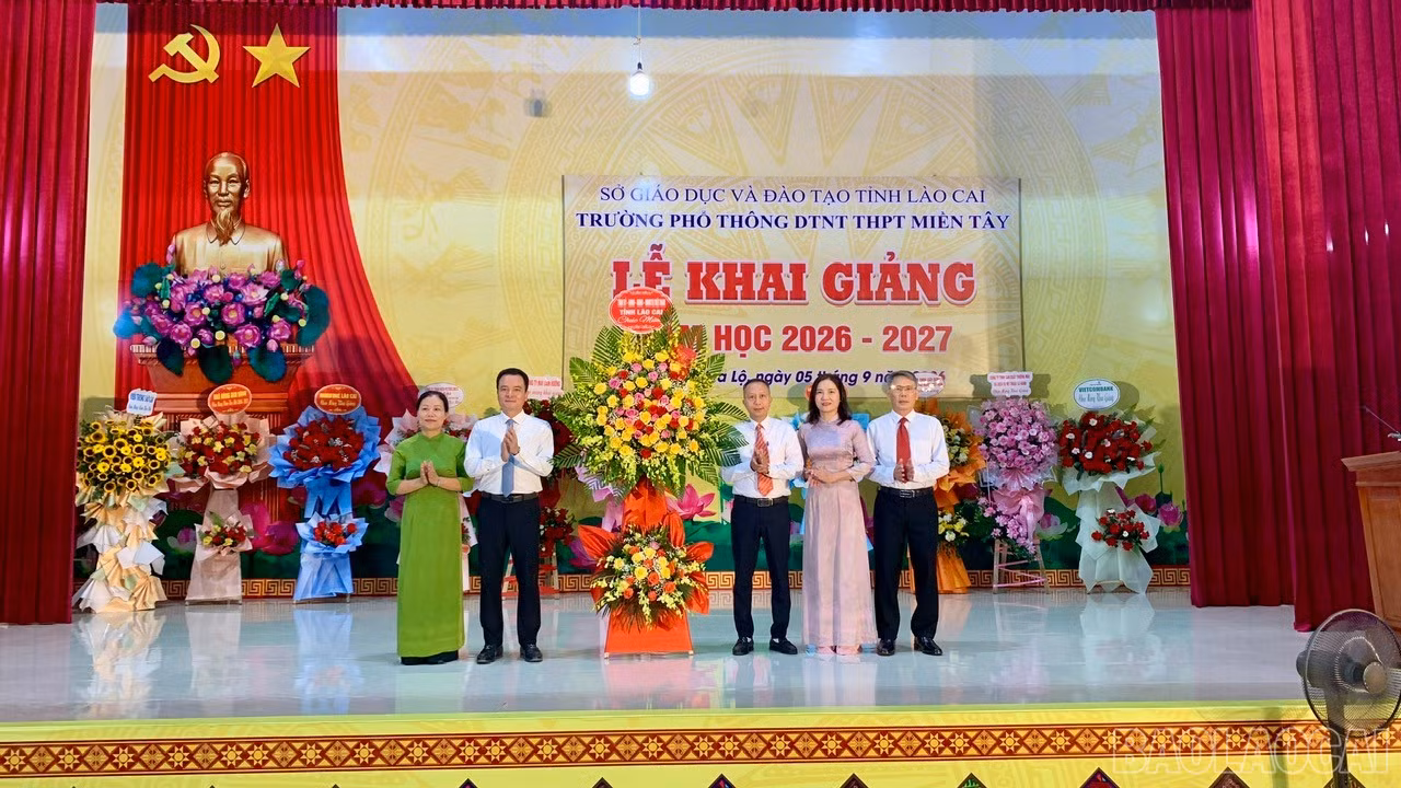 Đồng chí Giàng Quốc Hưng – Ủy viên Ban Thường vụ Tỉnh ủy, Phó Chủ tịch UBND tỉnh tặng hoa chúc mừng nhà trường.