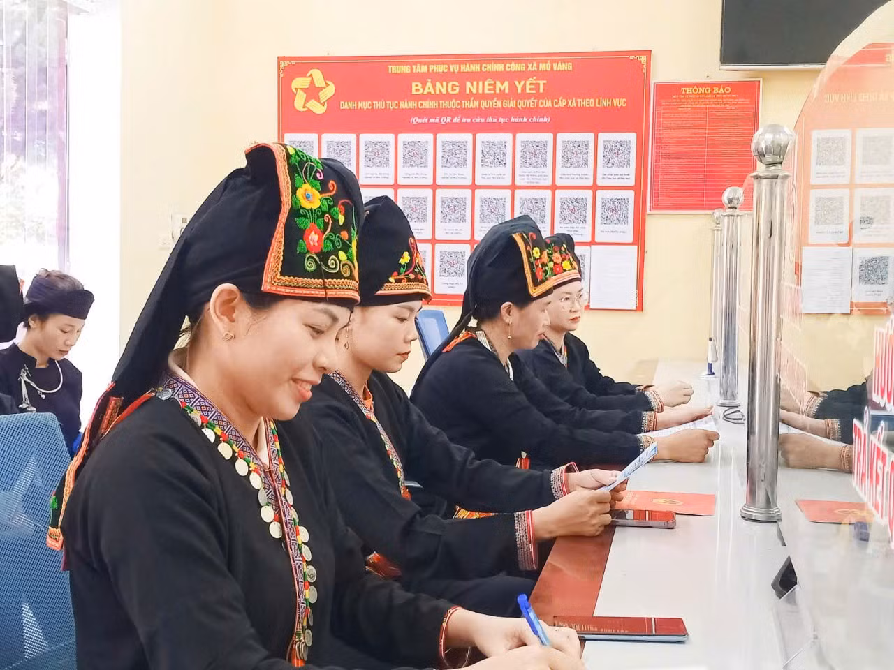 Thứ 2 hàng tuần, người dân đến giao dịch tại Trung Tâm đều mặc trang phục truyền thống nhằm giữ gìn văn hóa dân tộc