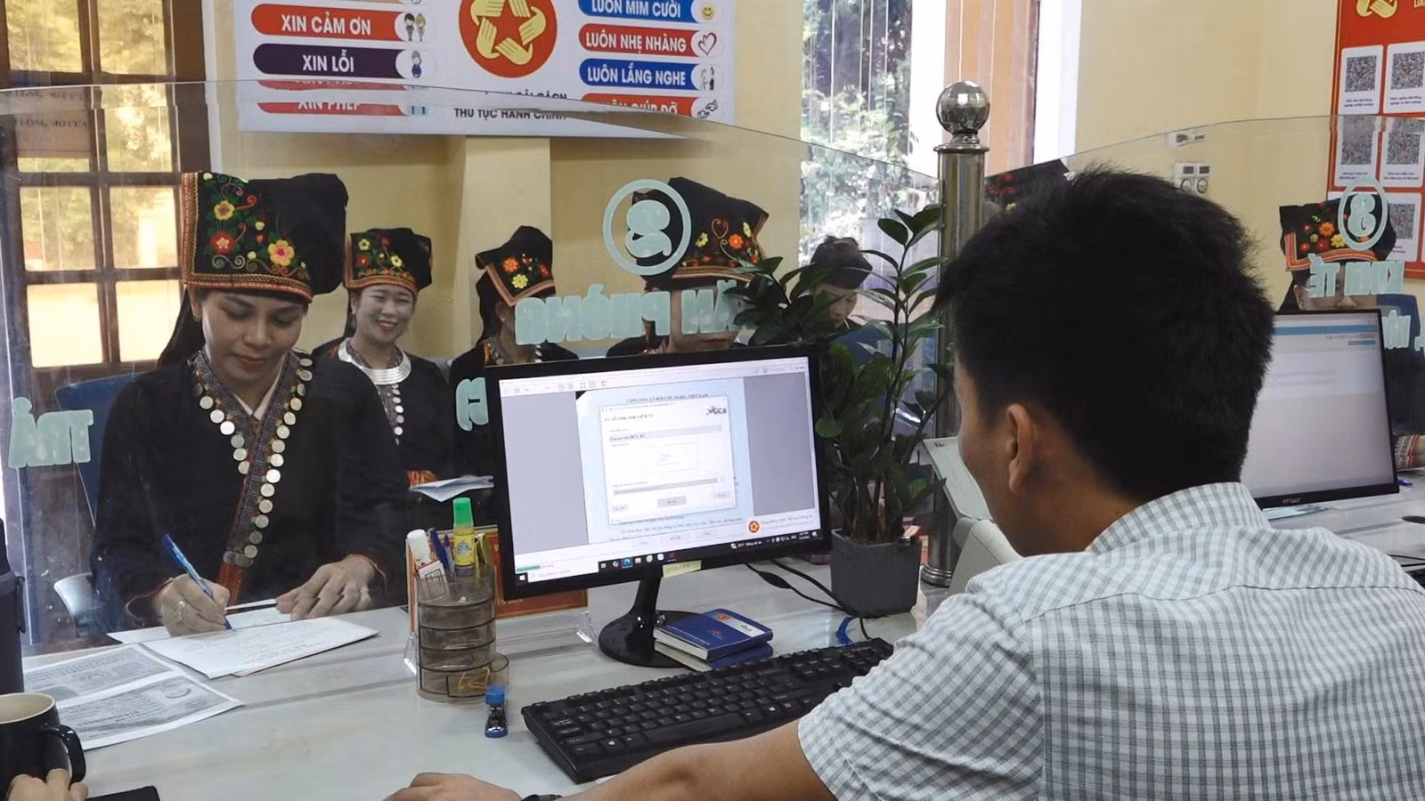 Đội ngũ cán bộ, công chức Bộ phận PVHCC xã Mỏ Vàng luôn tận tình phục vụ Nhân dân khi đến giao dịch.