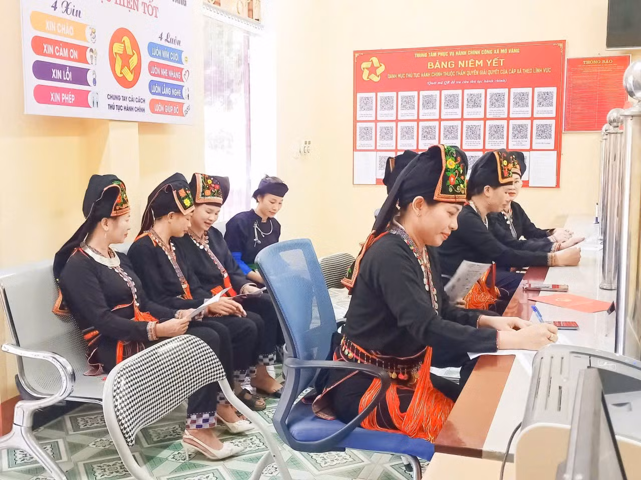 Người dân luôn hài lòng khi đến làm các thủ tục tại Trung tâm PVHCC xã.