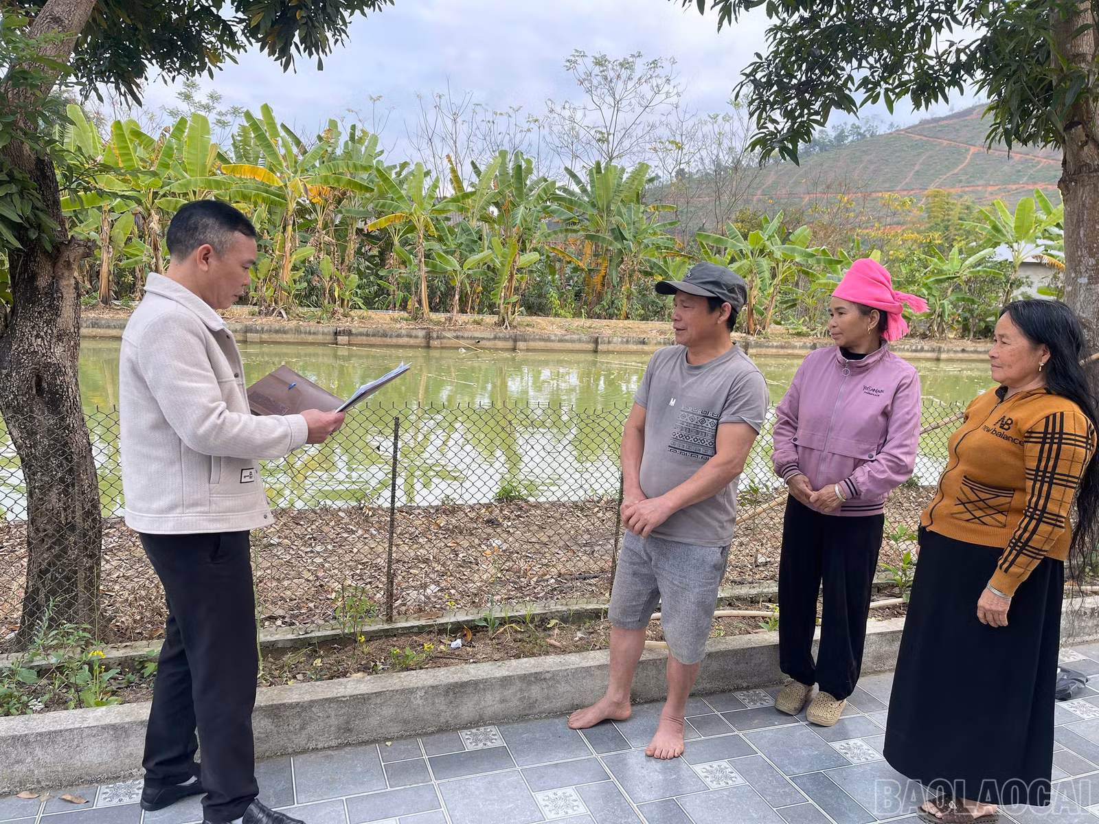 Hội Nông dân phường Nghĩa Lộ hướng dẫn người dân tiếp cận các nguồn vốn vay ưu đãi để phát triển kinh gia đình