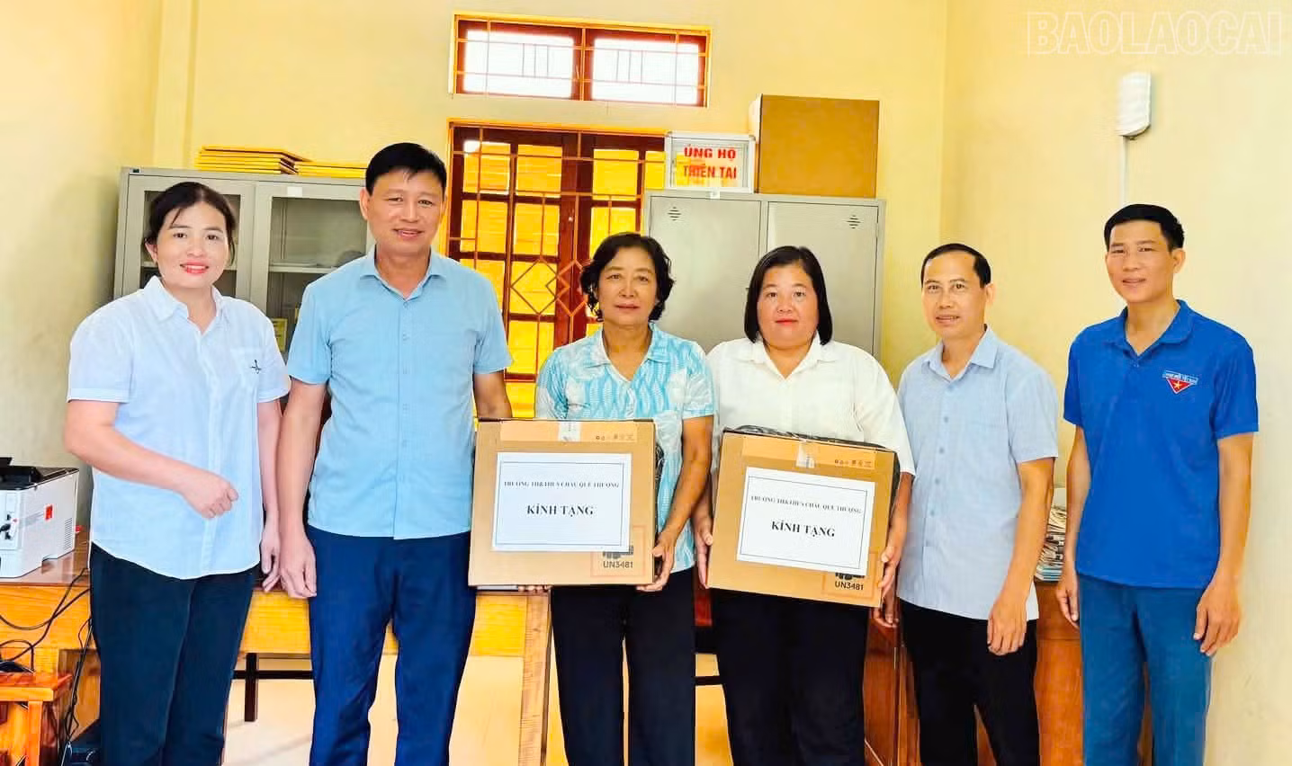 MTTQ Việt Nam xã Châu Quế đã vận động ủng hộ được 5 máy tính trao cho ban công tác trận và các đoàn thể ở 5 thôn có điều kiện khó khăn.