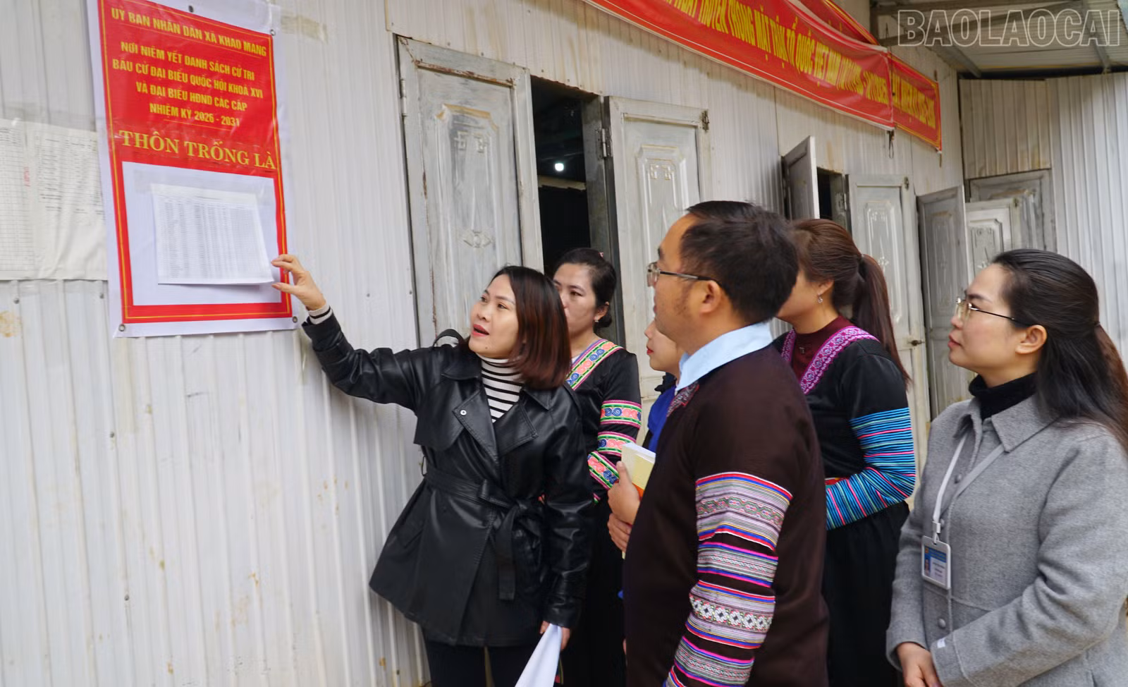 Lãnh đạo xã Khao Mang kiểm tra công tác chuẩn bị bầu cử tại thôn Trống Là.