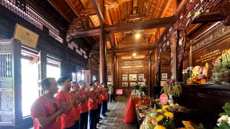 Bồi hồi nén hương tri ân Bác Hồ trong ngày Tết Độc lập
