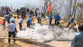 Xã Pha Long và Việt Hồng ra quân làm đường giao thông nông thôn