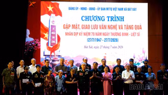 Bát Xát tổ chức gặp mặt, tặng quà tri ân các gia đình chính sách nhân kỷ niệm 79 năm ngày thương binh liệt sỹ