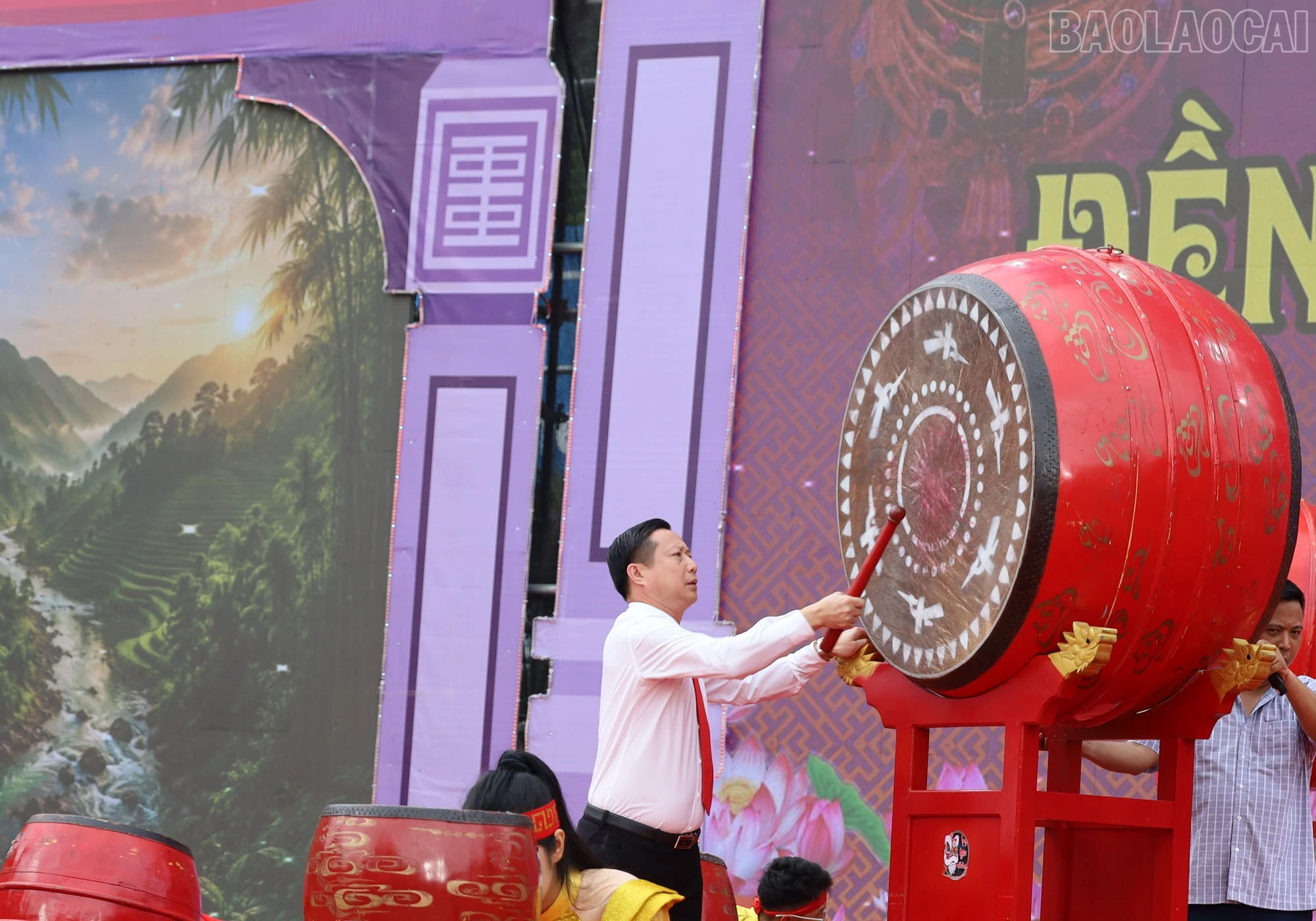 Ông Nguyễn Anh Dũng - Bí thư Đảng ủy, Chủ tịch HĐND xã Bảo Hà đánh trống khai hội.