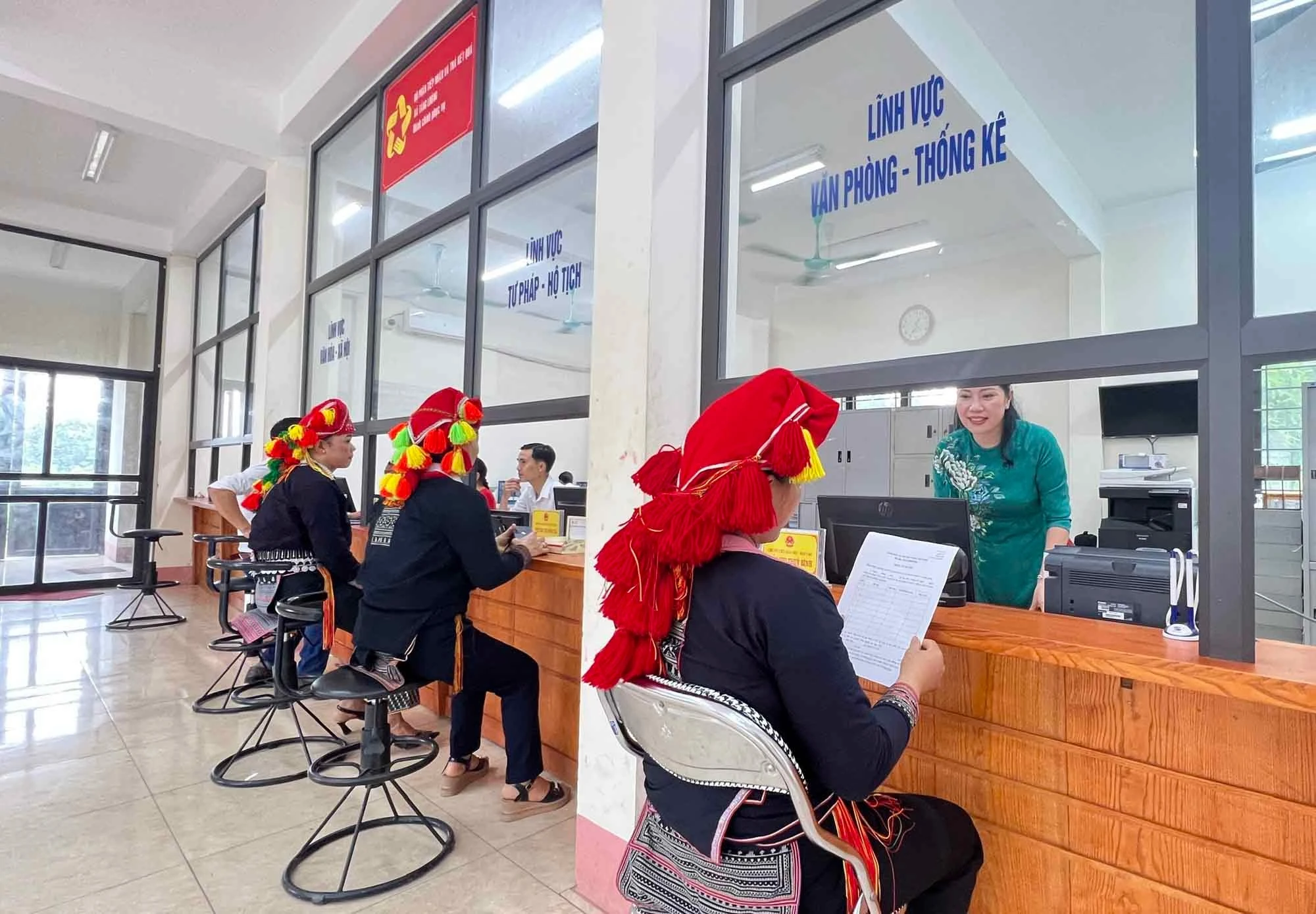 Bộ phận một cửa xã Tằng Loỏng hướng dẫn người dân làm các thủ tục hành chính.